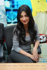 Shruti Hasan at Yevadu Success meet