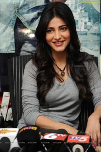 Shruti Hasan at Yevadu Success meet