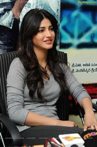 Shruti Hasan at Yevadu Success meet