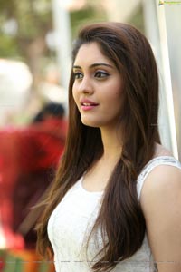 Heroine Surabhi HD Wallpapers