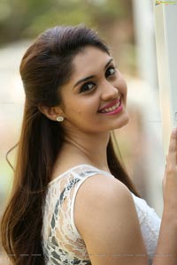 Heroine Surabhi HD Wallpapers