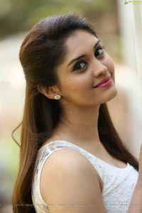 Heroine Surabhi HD Wallpapers