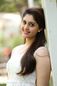 Heroine Surabhi HD Wallpapers