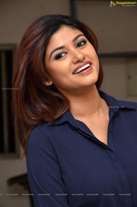 Oviya Helen Photos