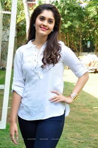 Velaiyilla Pattathari Heroine Surabhi Photo Gallery