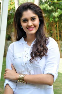 Velaiyilla Pattathari Heroine Surabhi Photo Gallery