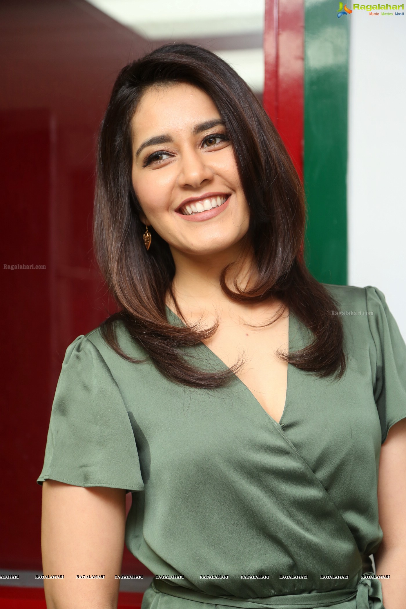 Raashi Khanna at Mirchi 95 Suno Mercedes Jeeto Contest HQ Photos