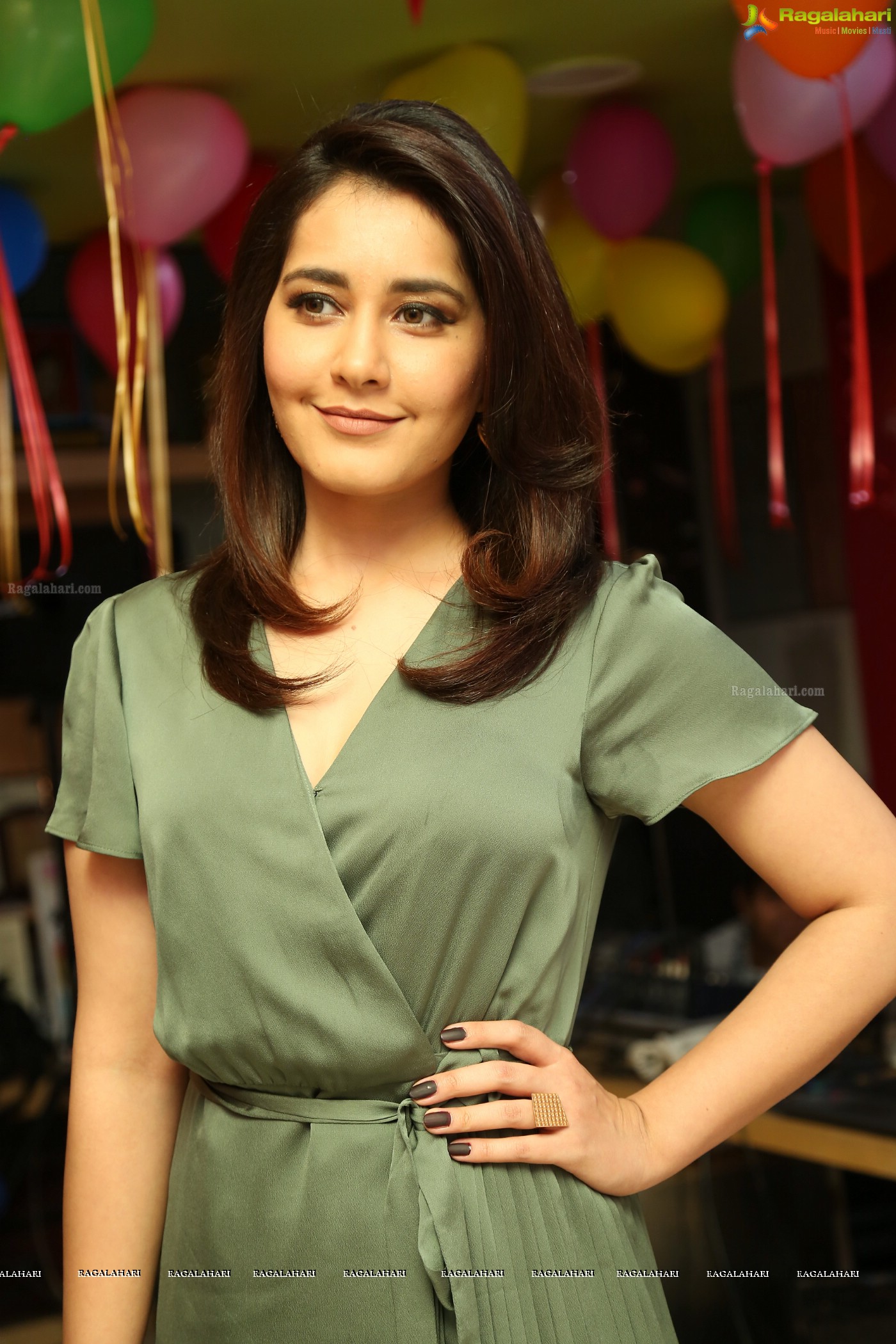 Raashi Khanna at Mirchi 95 Suno Mercedes Jeeto Contest HQ Photos