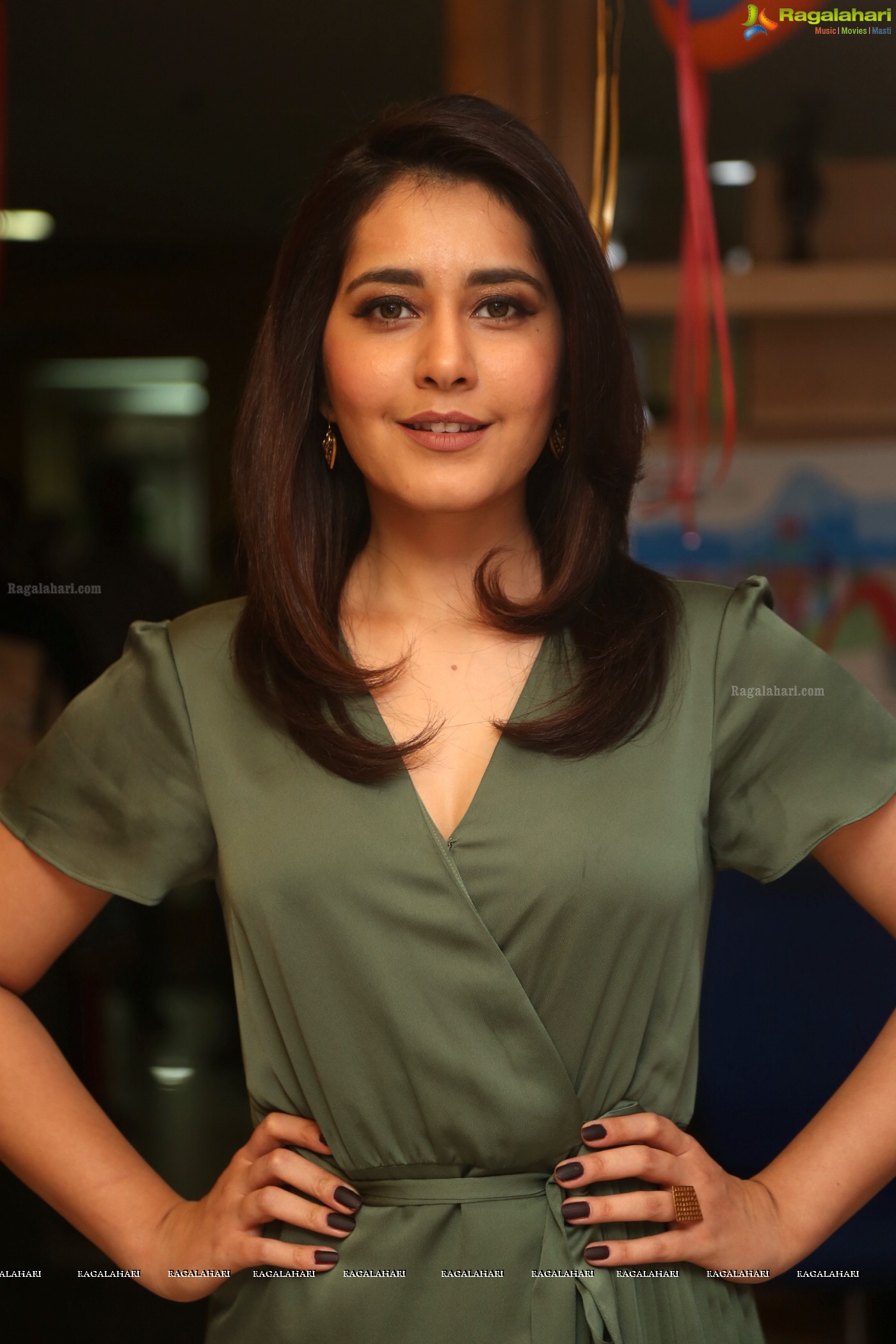 Raashi Khanna at Mirchi 95 Suno Mercedes Jeeto Contest HQ Photos