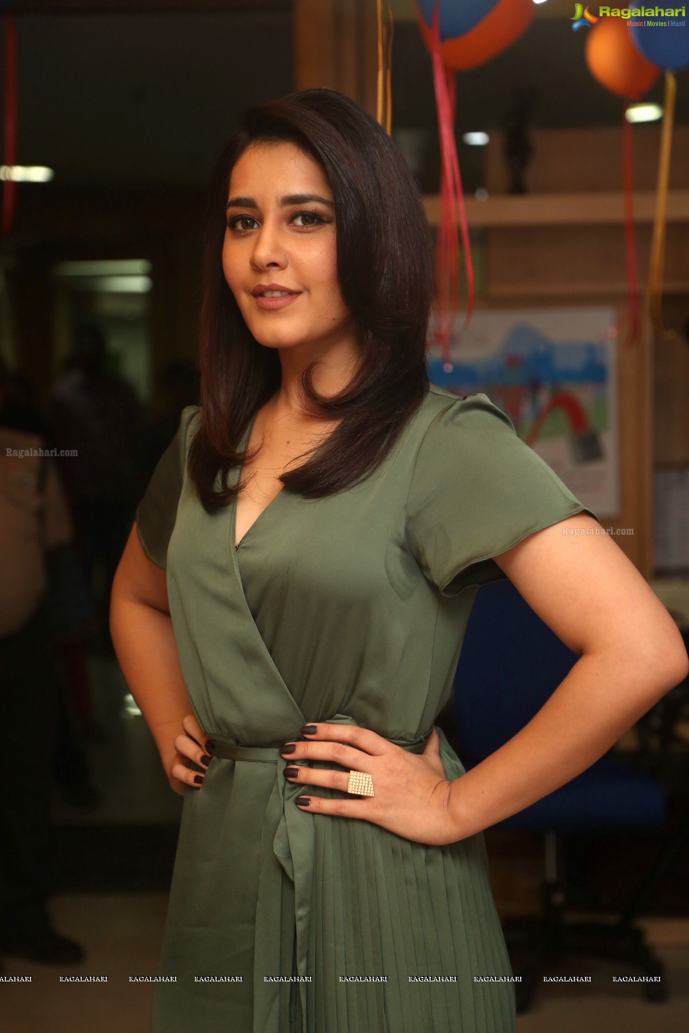 Raashi Khanna at Mirchi 95 Suno Mercedes Jeeto Contest HQ Photos