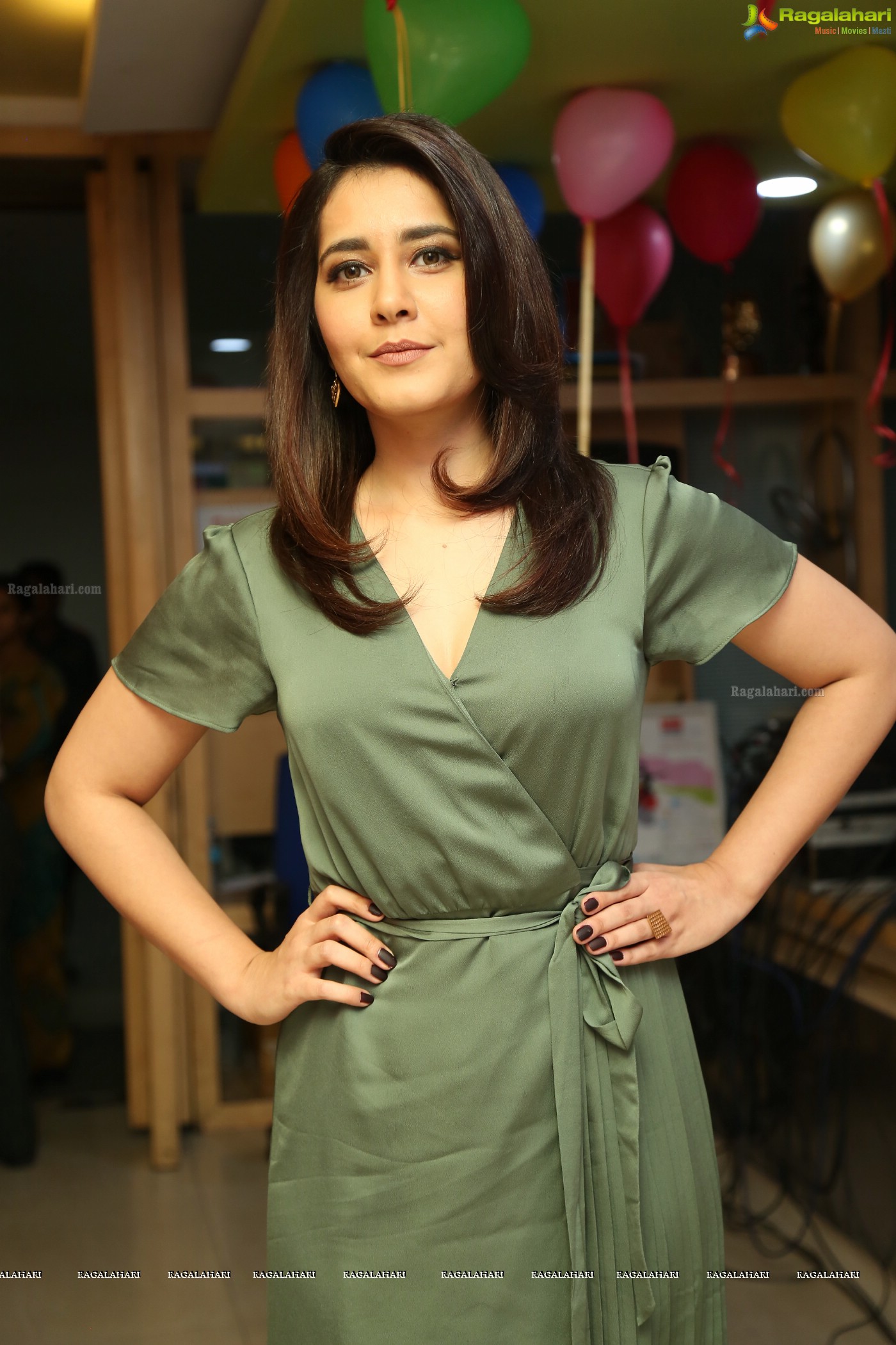 Raashi Khanna at Mirchi 95 Suno Mercedes Jeeto Contest HQ Photos