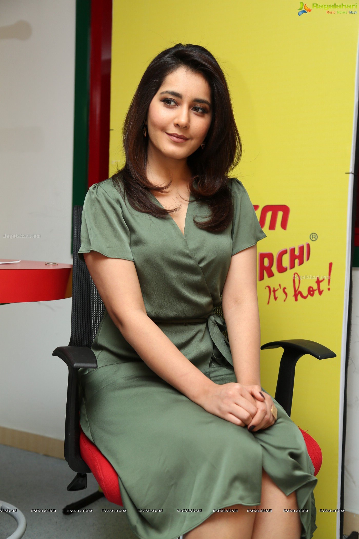 Raashi Khanna at Mirchi 95 Suno Mercedes Jeeto Contest HQ Photos