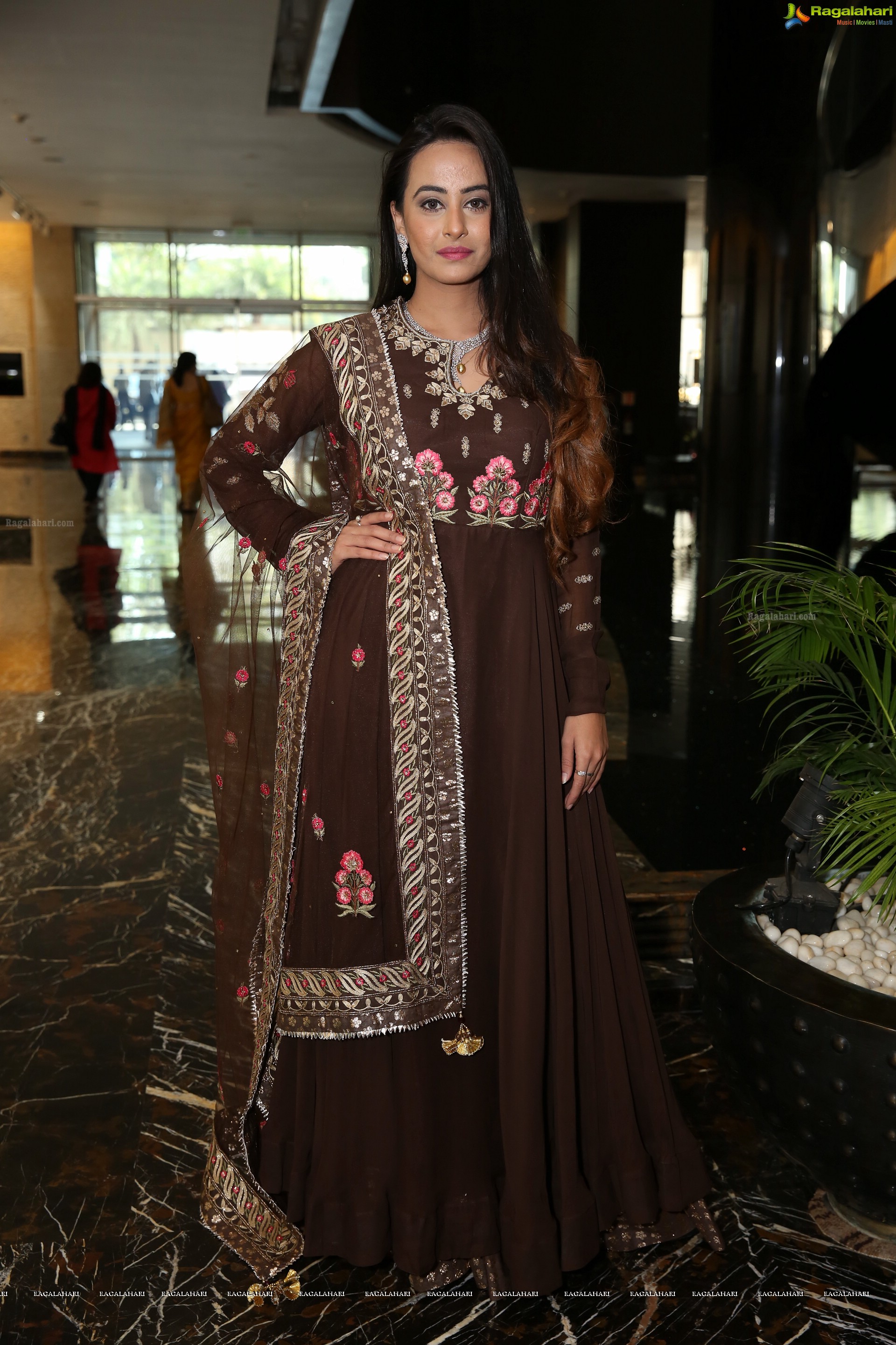 Ameeksha Pawar at Diva Galleria Jewellery Fashion Show (High Definition)