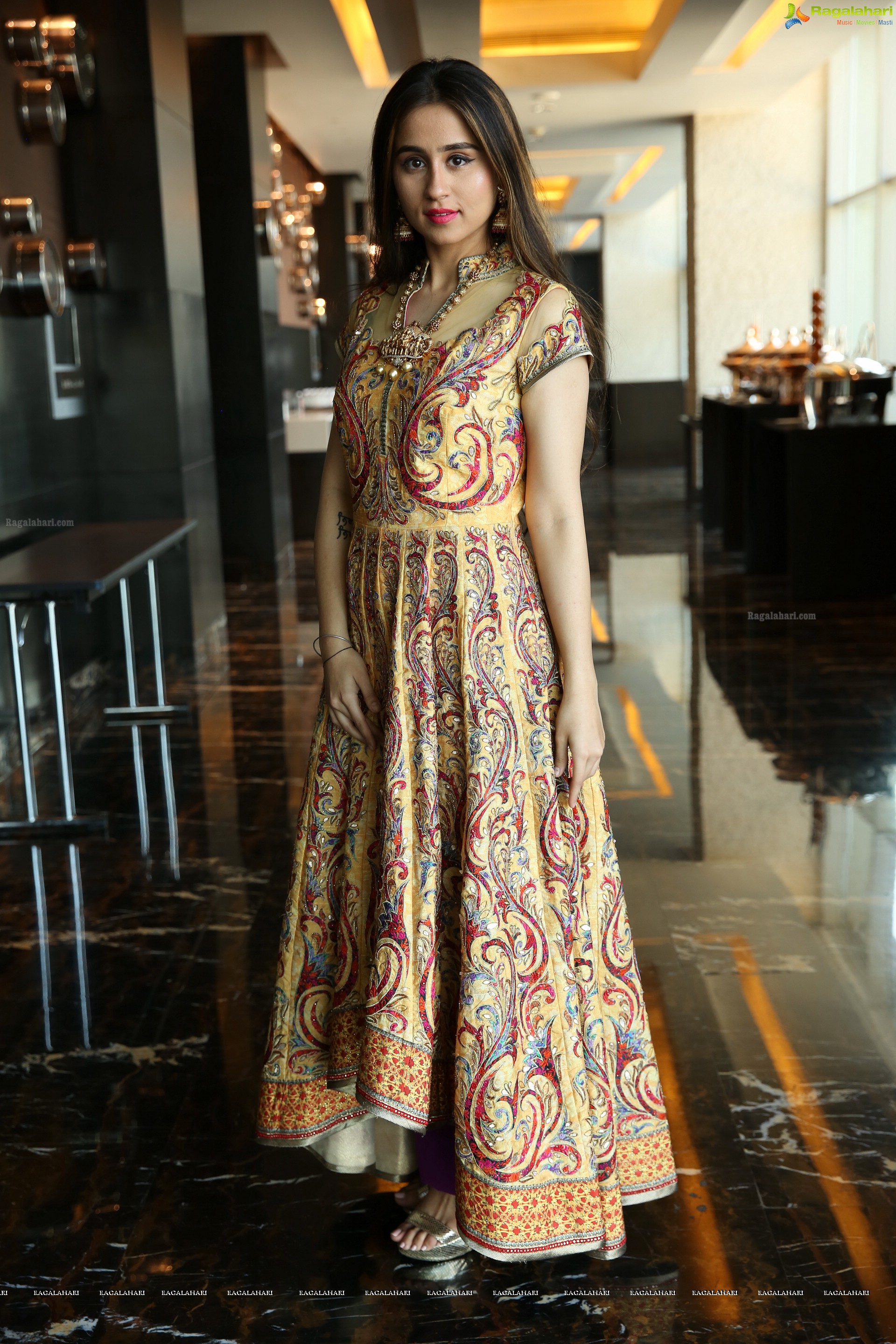 Simrath Juneja at Diva Galleria Jewellery Fashion Show (High Definition)