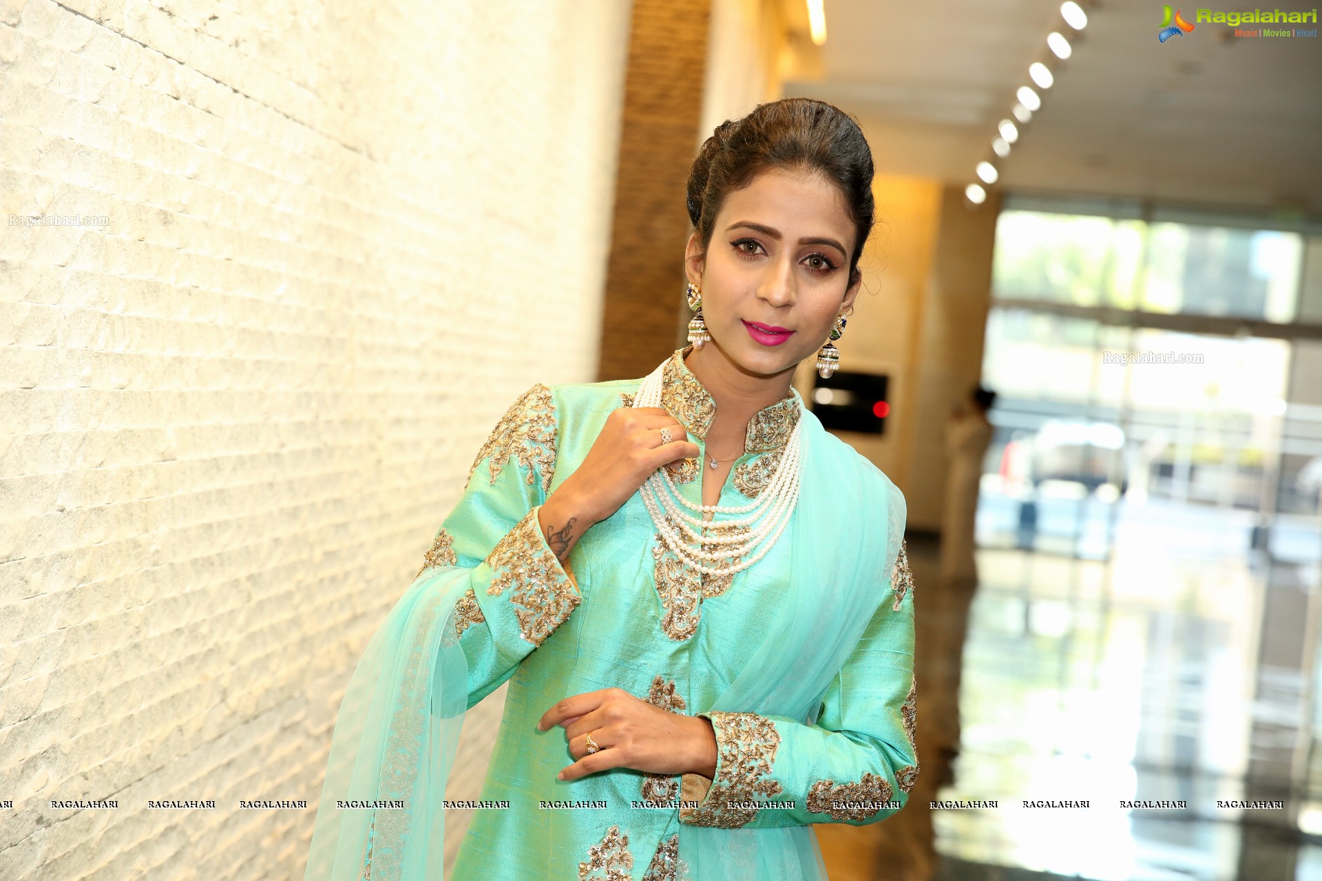 Vidya Indurkar at Diva Galleria Jewellery Fashion Show (High Definition)