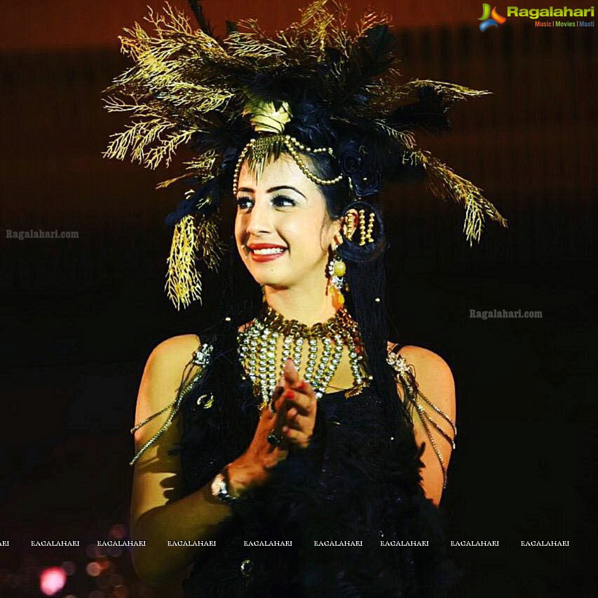 Sanjjanaa Galrani Walking The Ramp