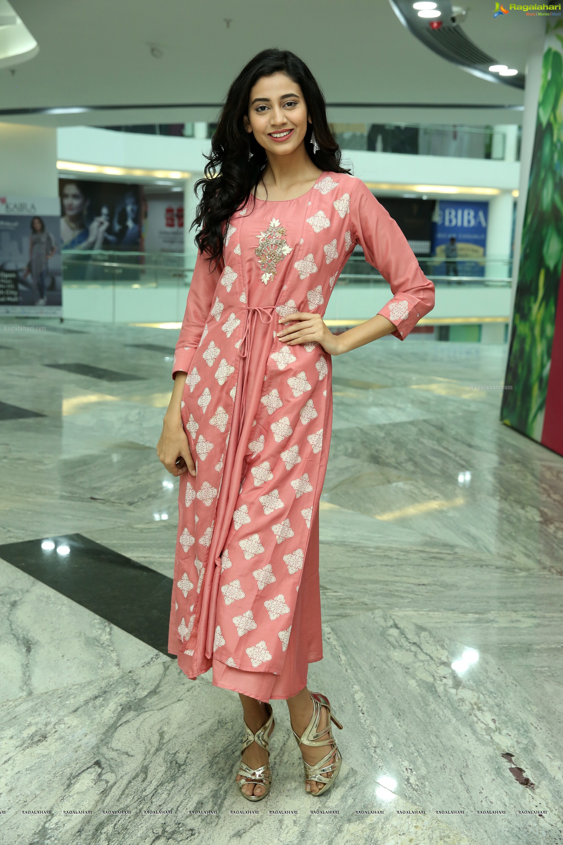 Andleeb Zaidi at Kaira Store Launch - HD Gallery