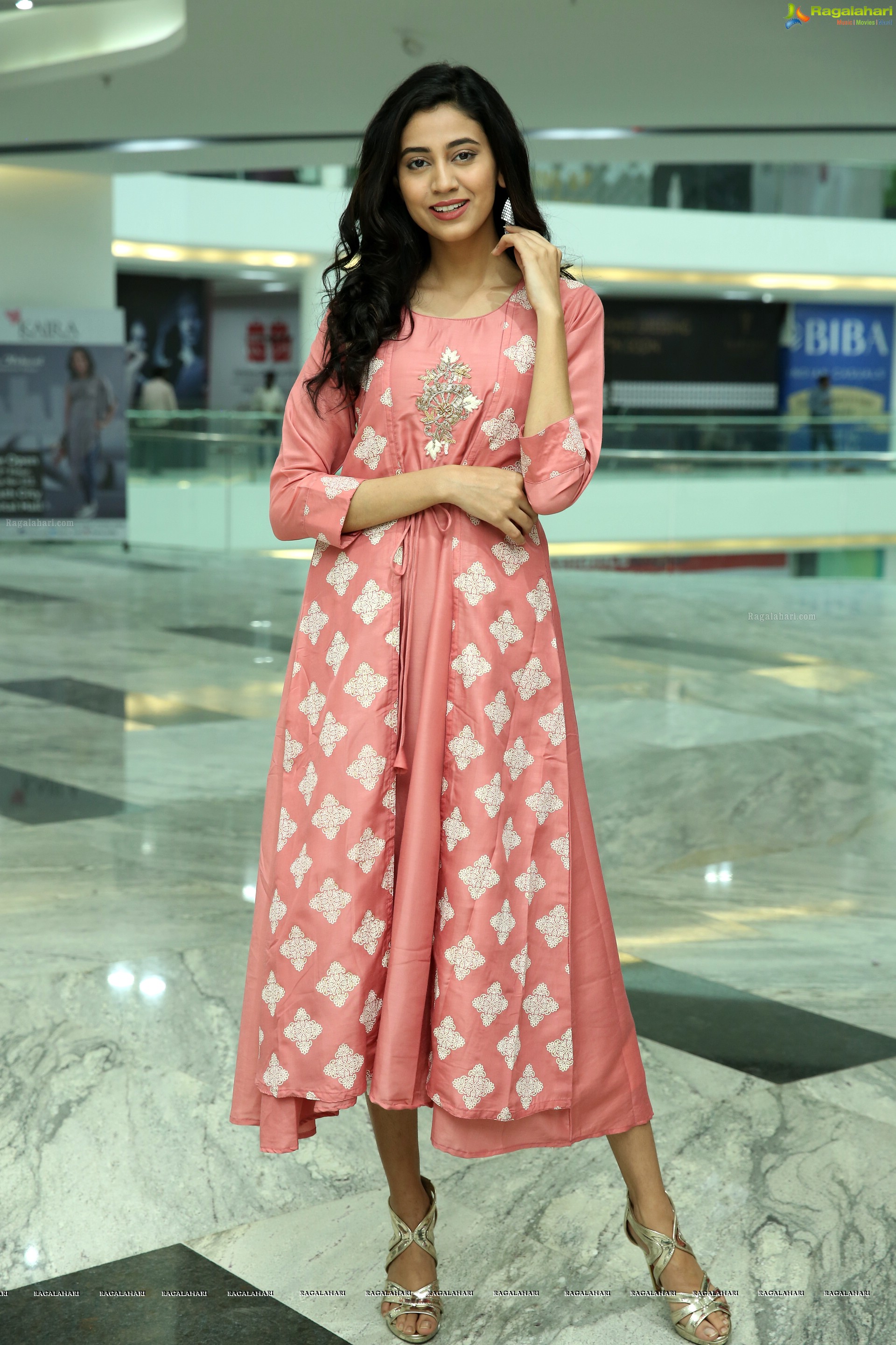 Andleeb Zaidi at Kaira Store Launch - HD Gallery