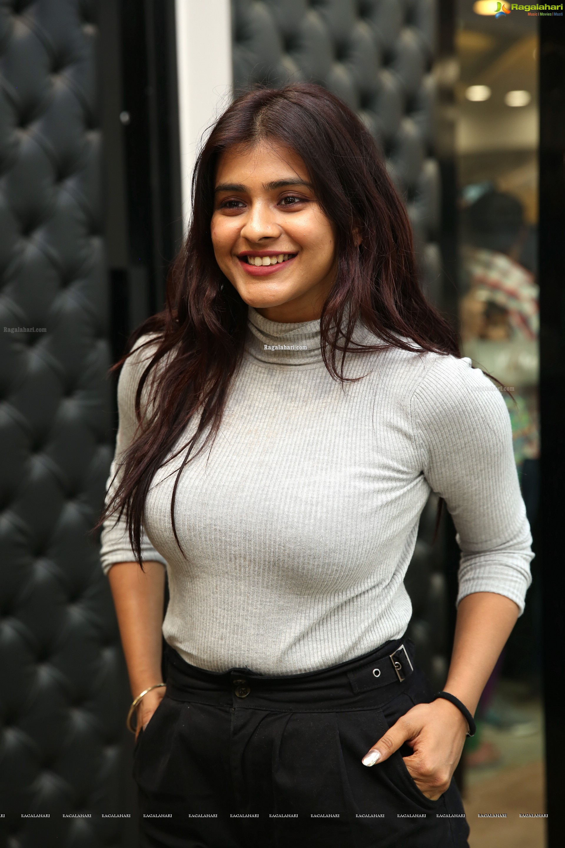 Hebah Patel @ Bajaj Electronics Lucky Draw Event - HD Gallery