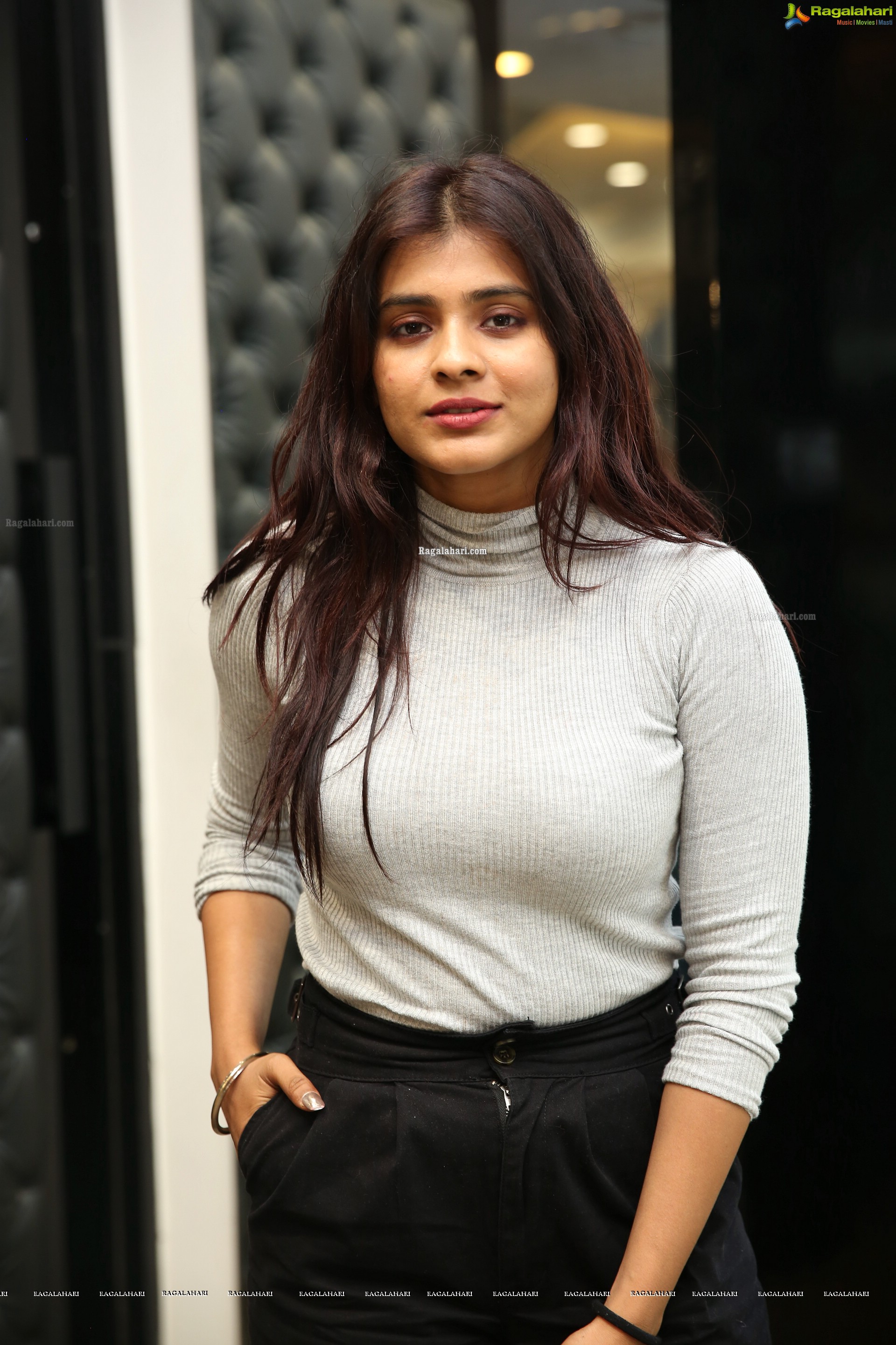 Hebah Patel @ Bajaj Electronics Lucky Draw Event - HD Gallery