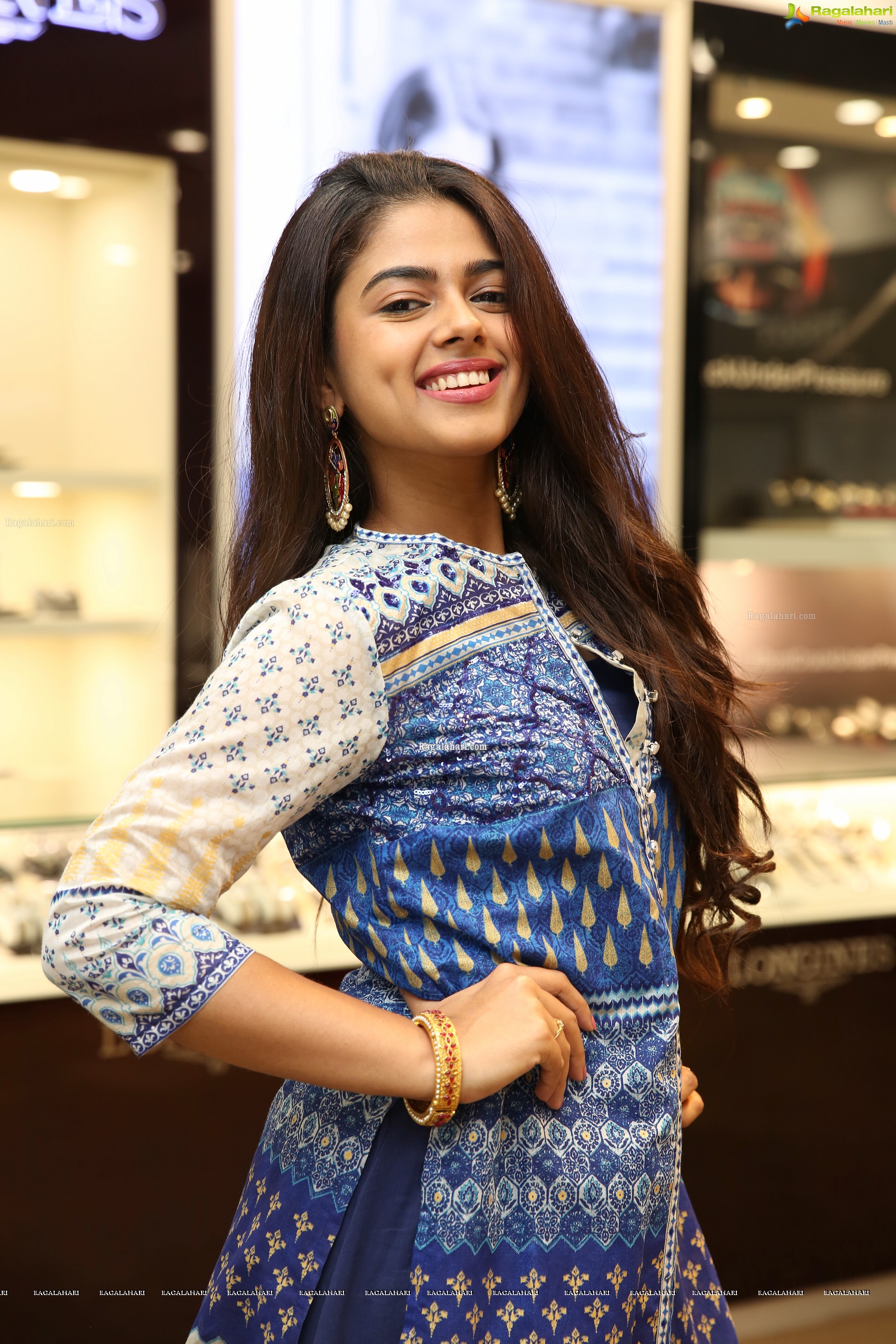 Siddhi Idnani @ Bajaj Electronics Lucky Draw Event - HD Gallery