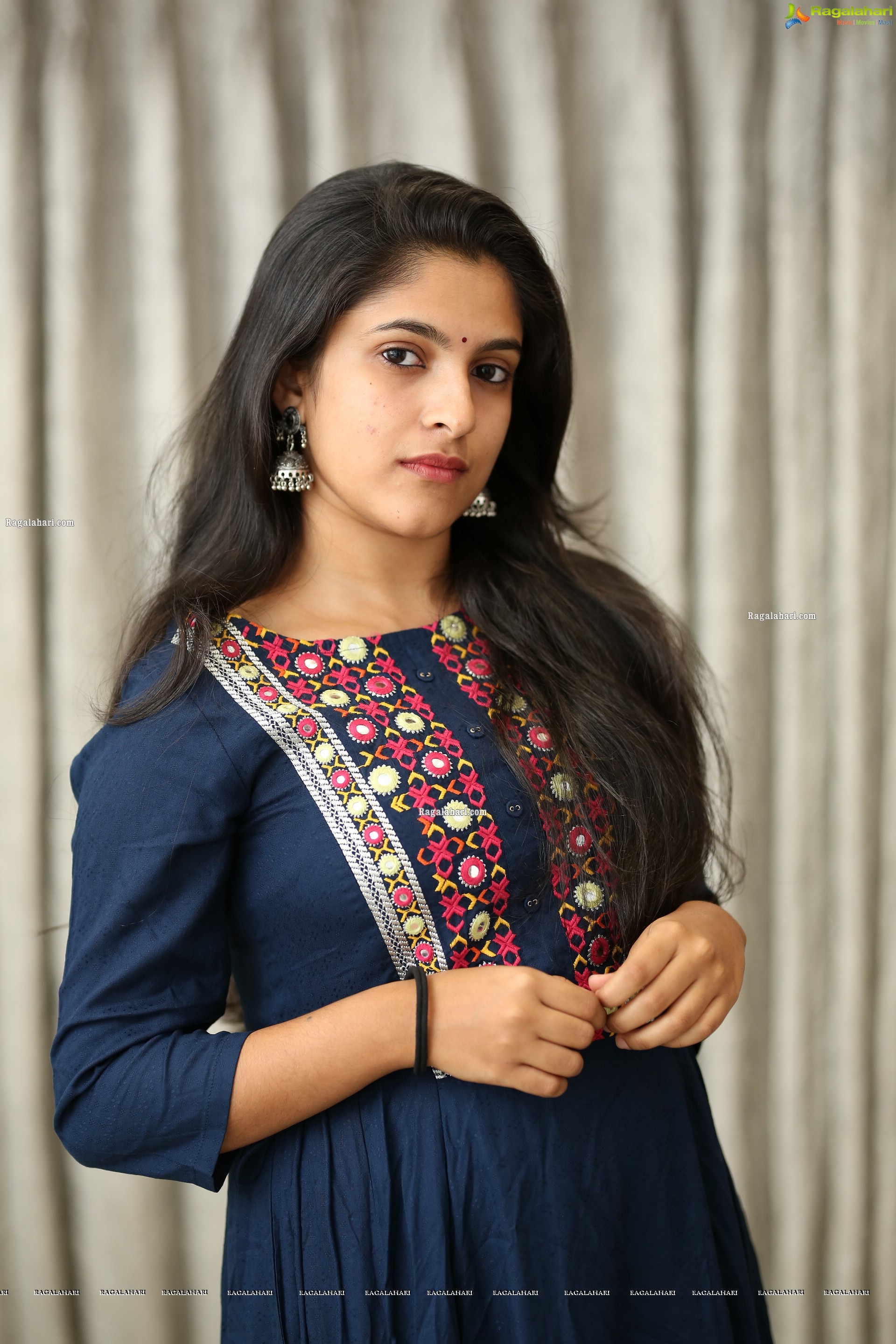 Meenakshi Dinesh (Exclusive Photo Shoot) (High Definition Photos)