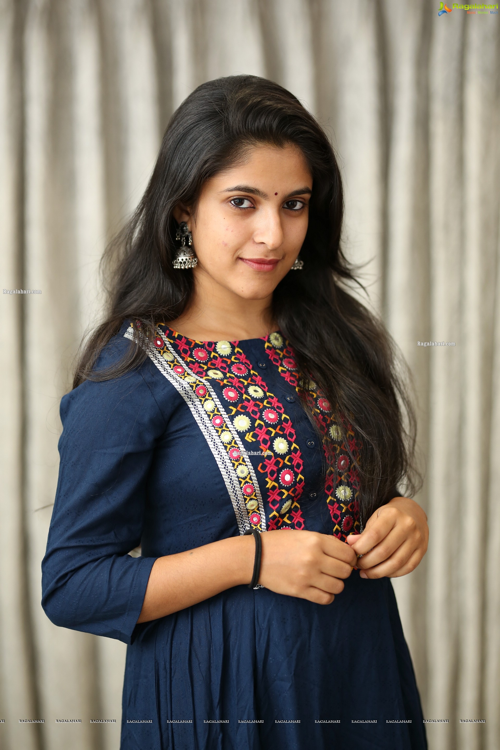 Meenakshi Dinesh (Exclusive Photo Shoot) (High Definition Photos)