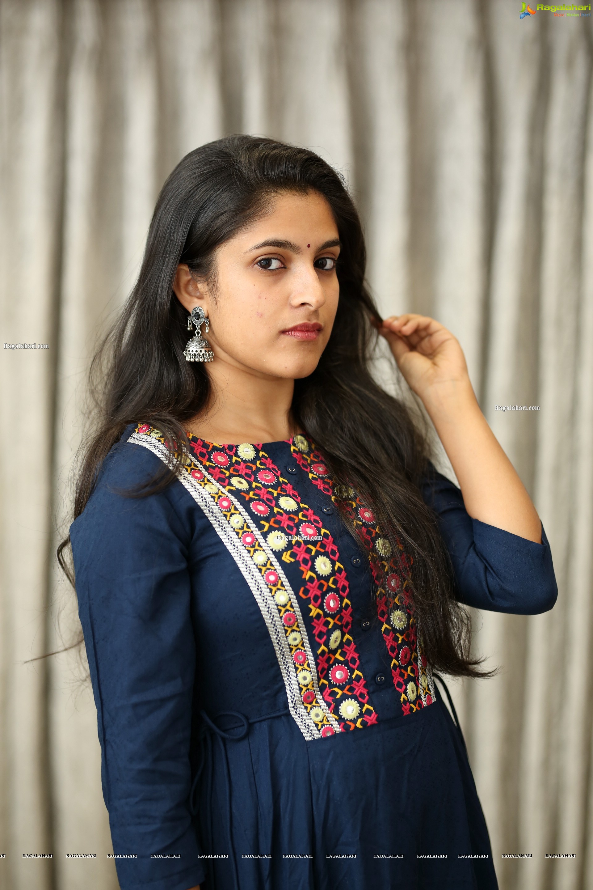 Meenakshi Dinesh (Exclusive Photo Shoot) (High Definition Photos)