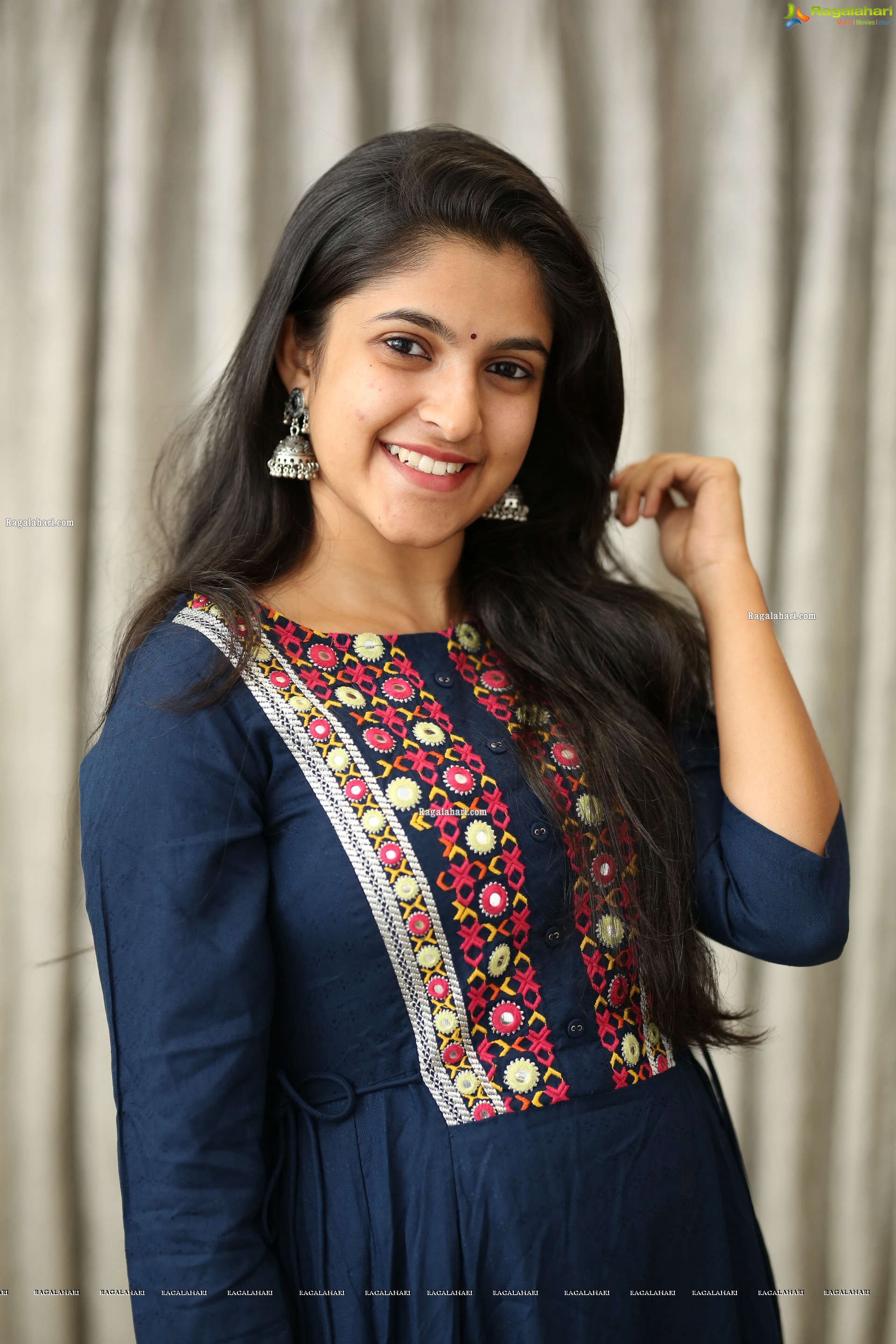 Meenakshi Dinesh (Exclusive Photo Shoot) (High Definition Photos)