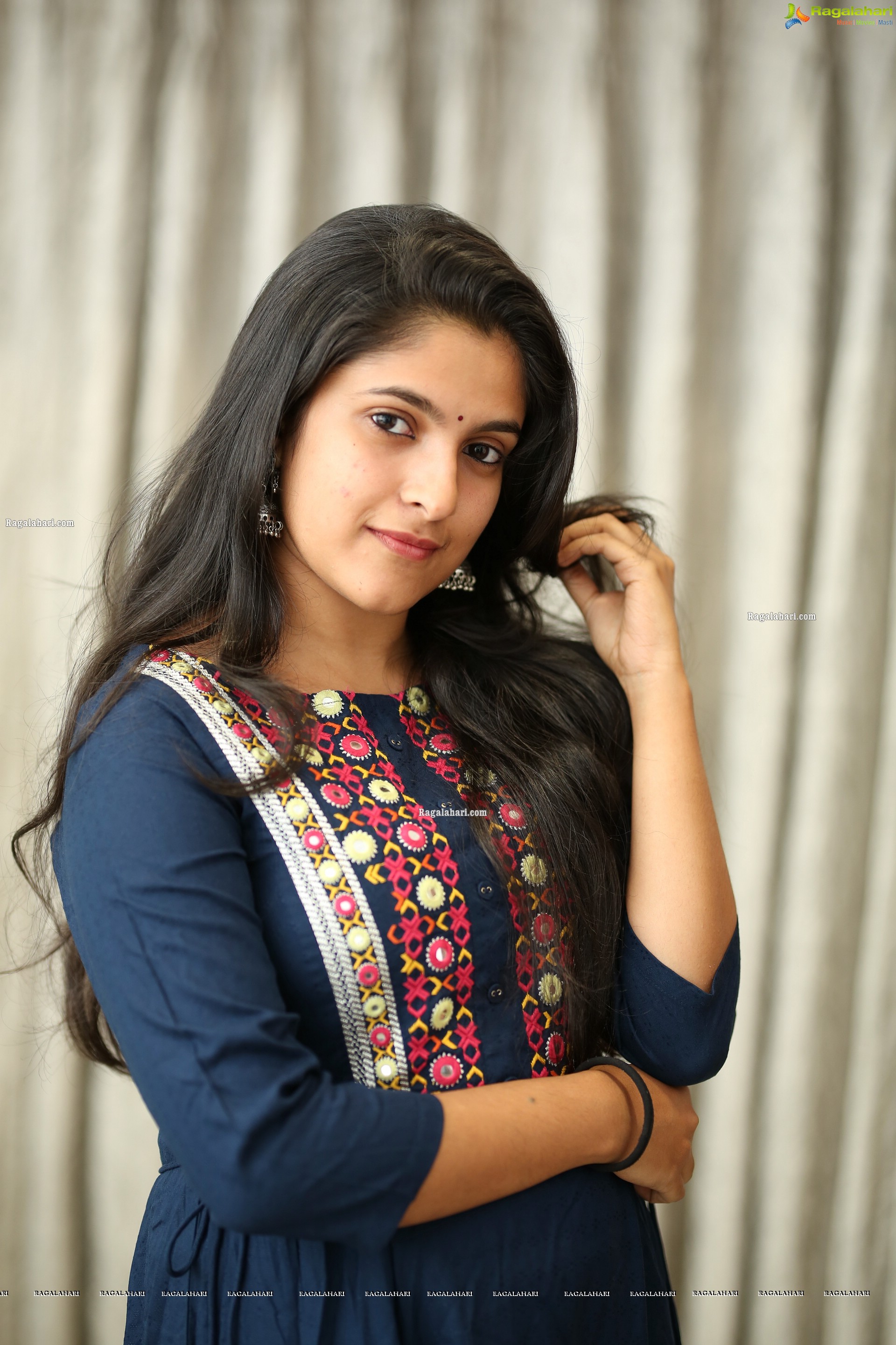 Meenakshi Dinesh (Exclusive Photo Shoot) (High Definition Photos)