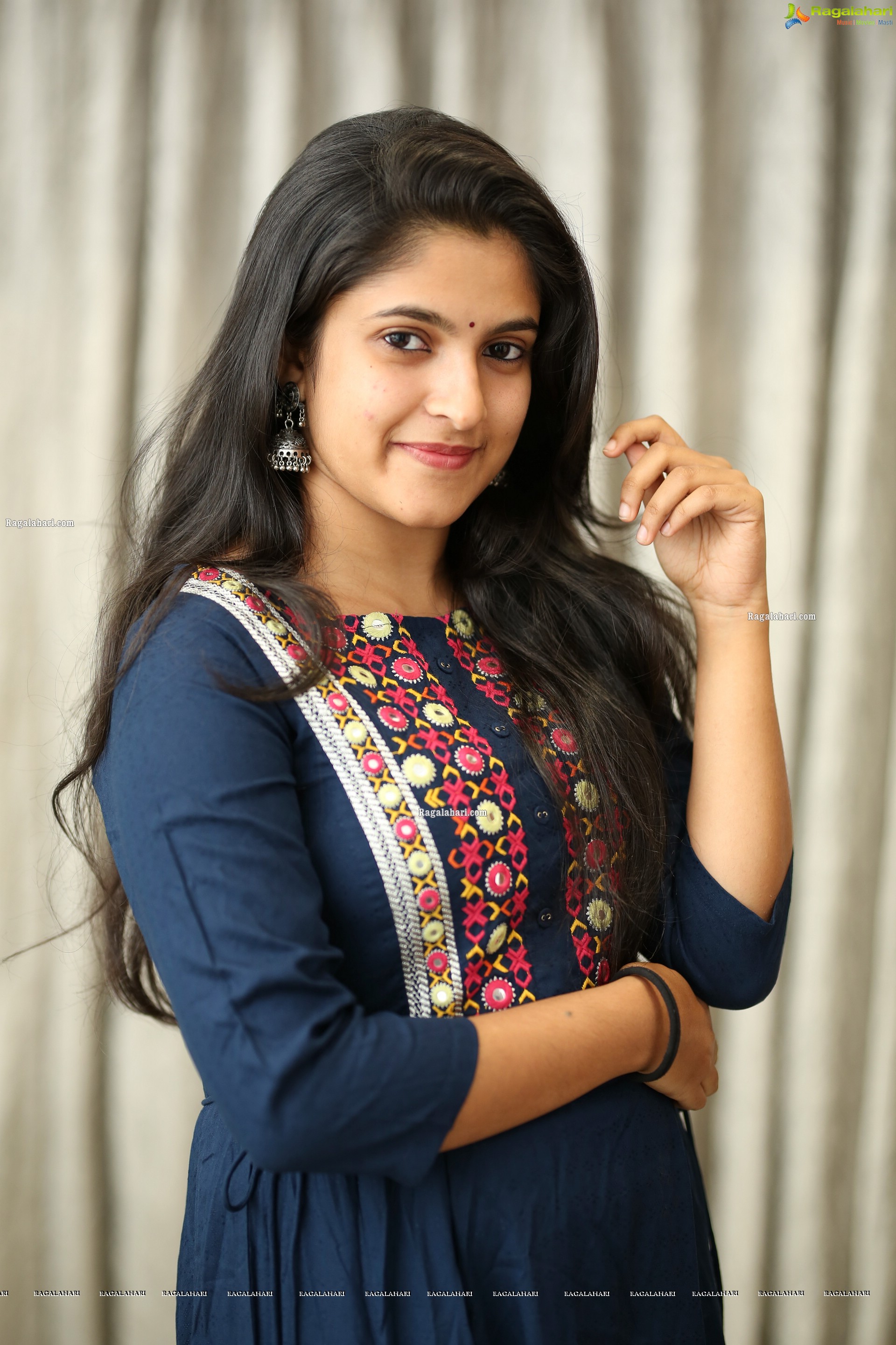 Meenakshi Dinesh (Exclusive Photo Shoot) (High Definition Photos)