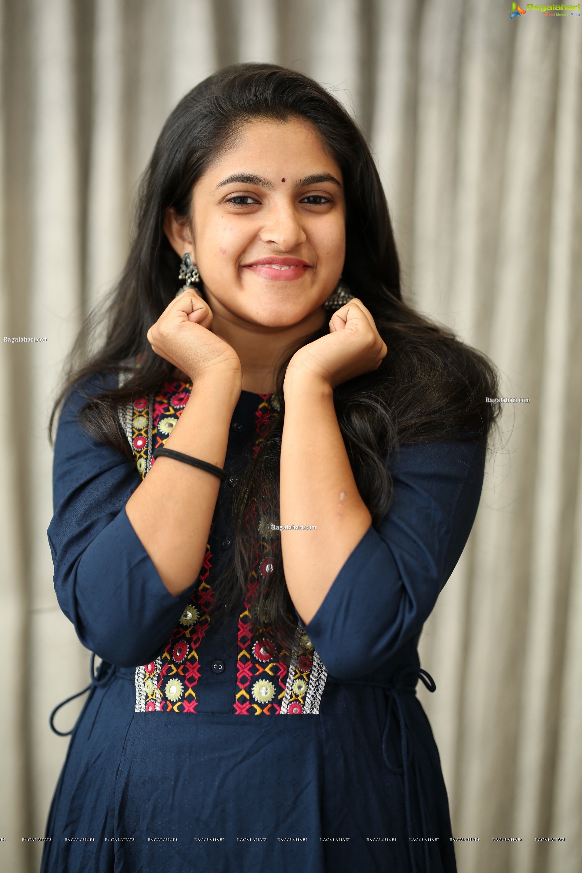 Meenakshi Dinesh (Exclusive Photo Shoot) (High Definition Photos)