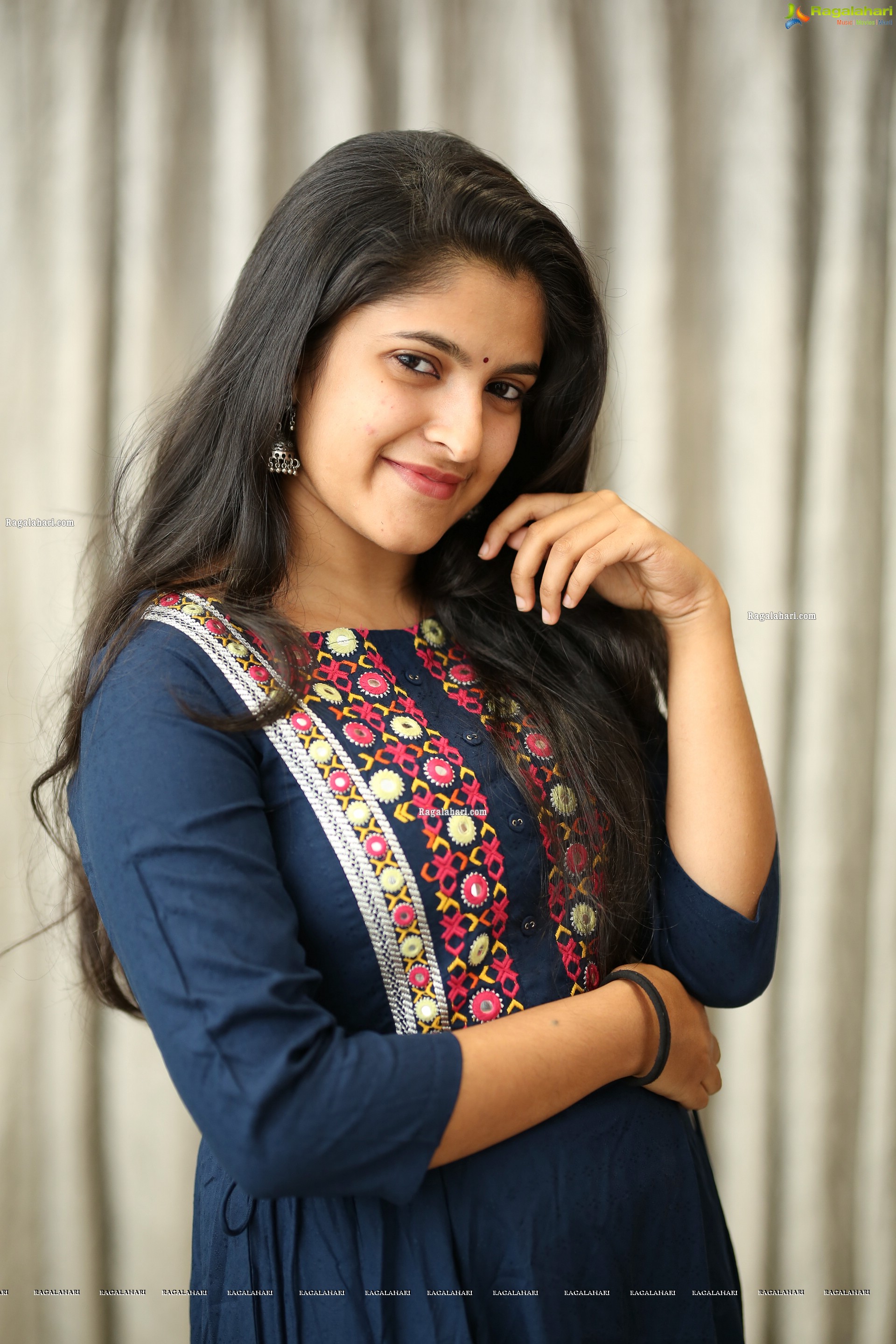 Meenakshi Dinesh (Exclusive Photo Shoot) (High Definition Photos)