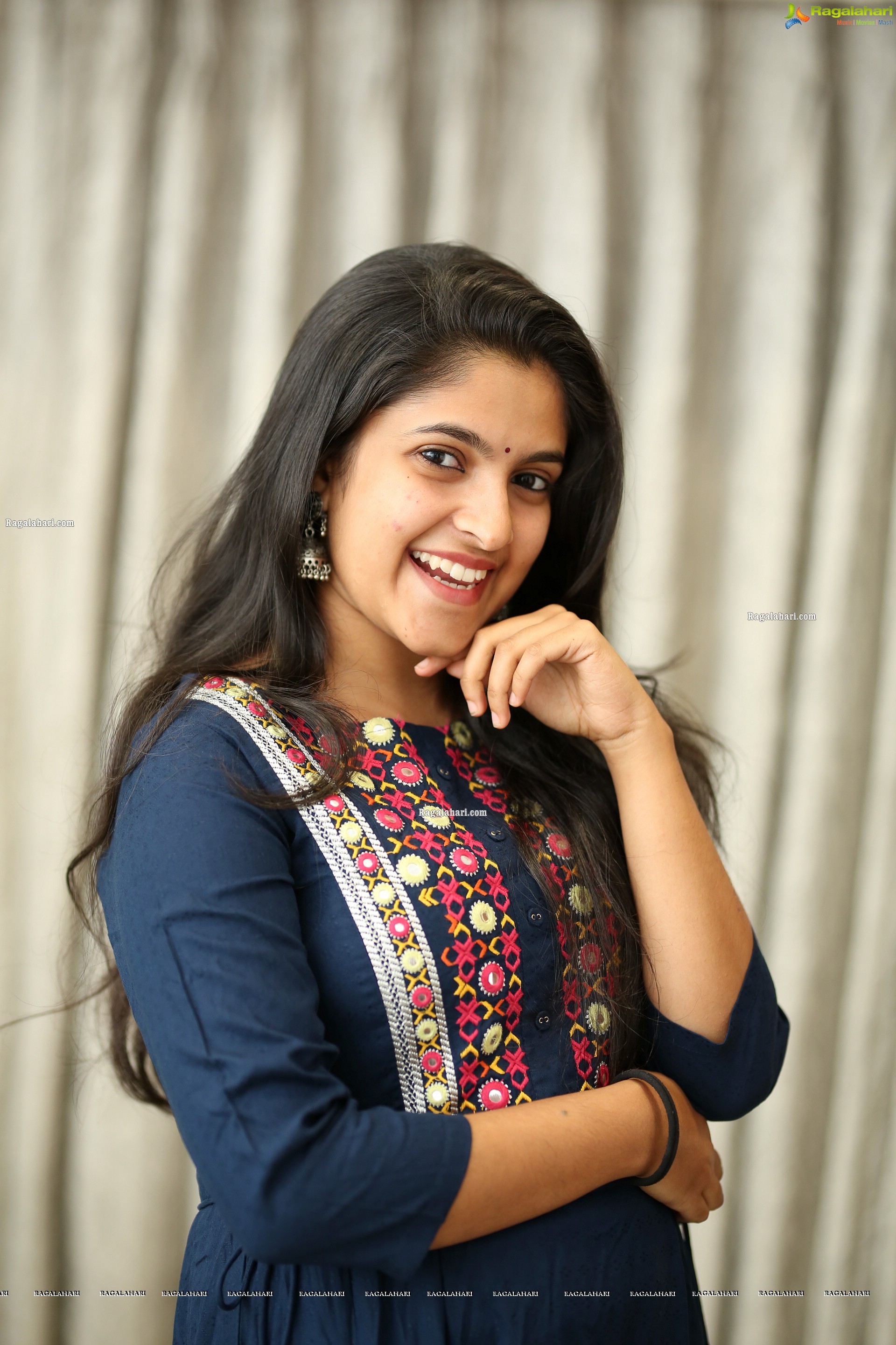 Meenakshi Dinesh (Exclusive Photo Shoot) (High Definition Photos)