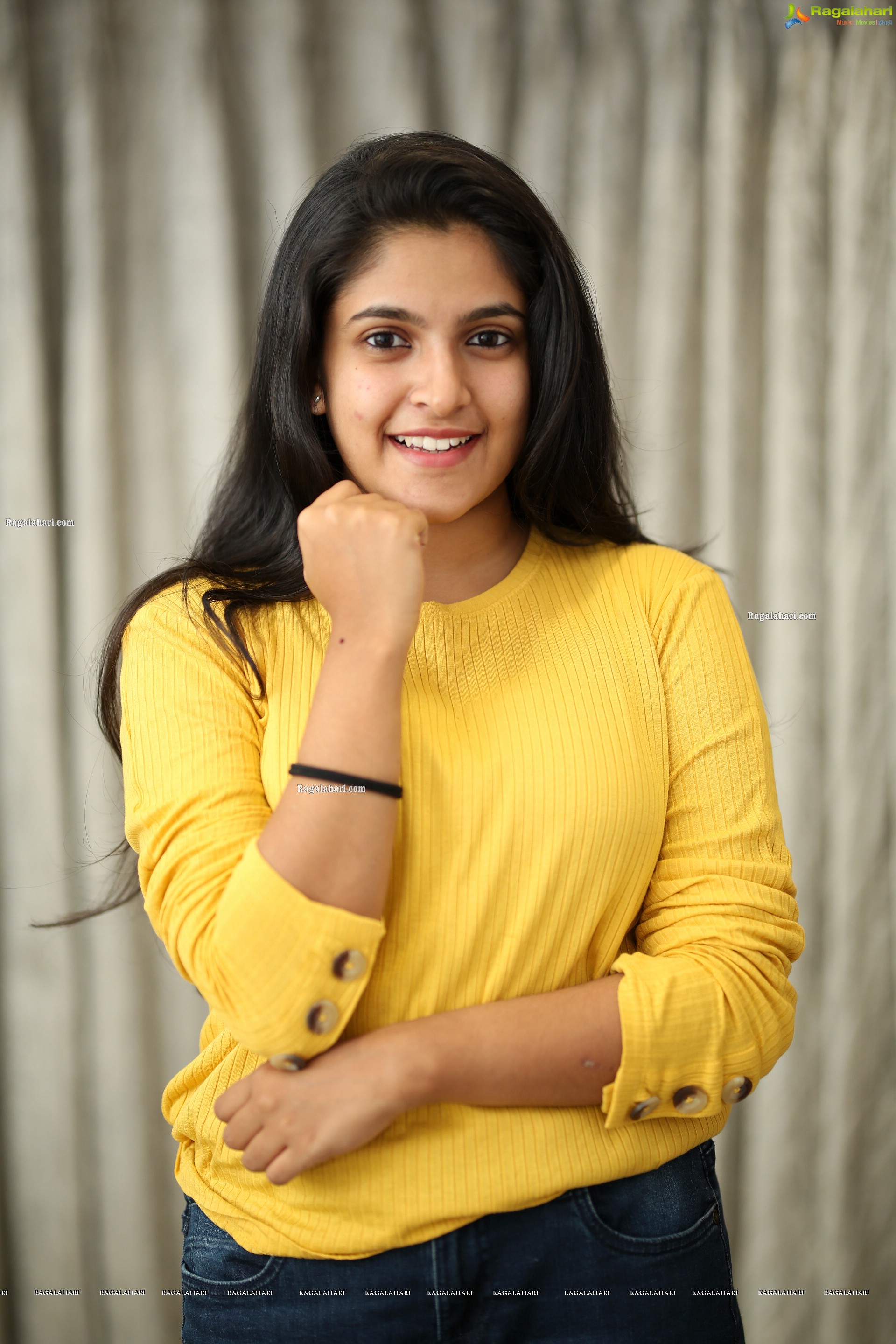 Meenakshi Dinesh (Exclusive Photo Shoot) (High Definition Photos)