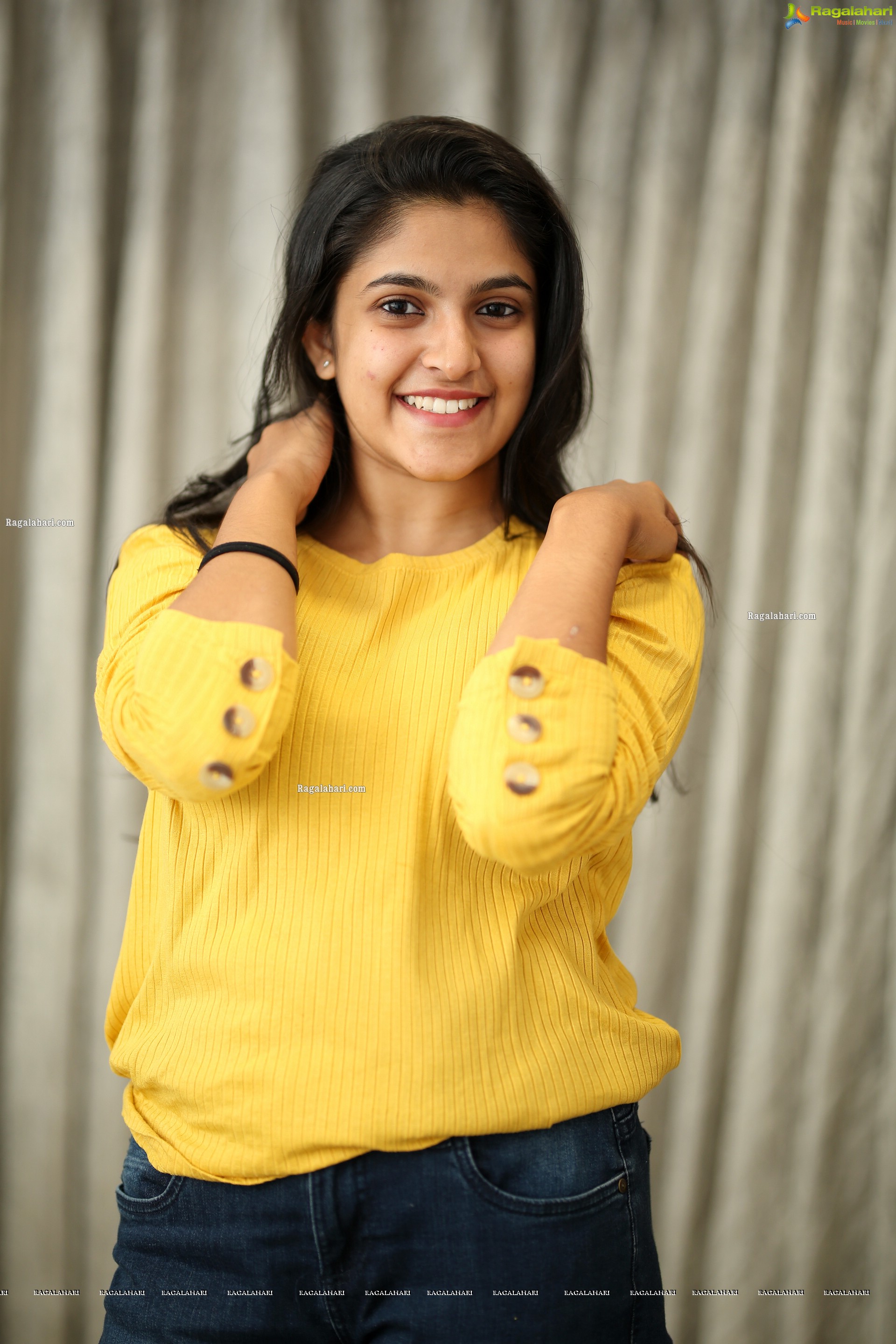 Meenakshi Dinesh (Exclusive Photo Shoot) (High Definition Photos)