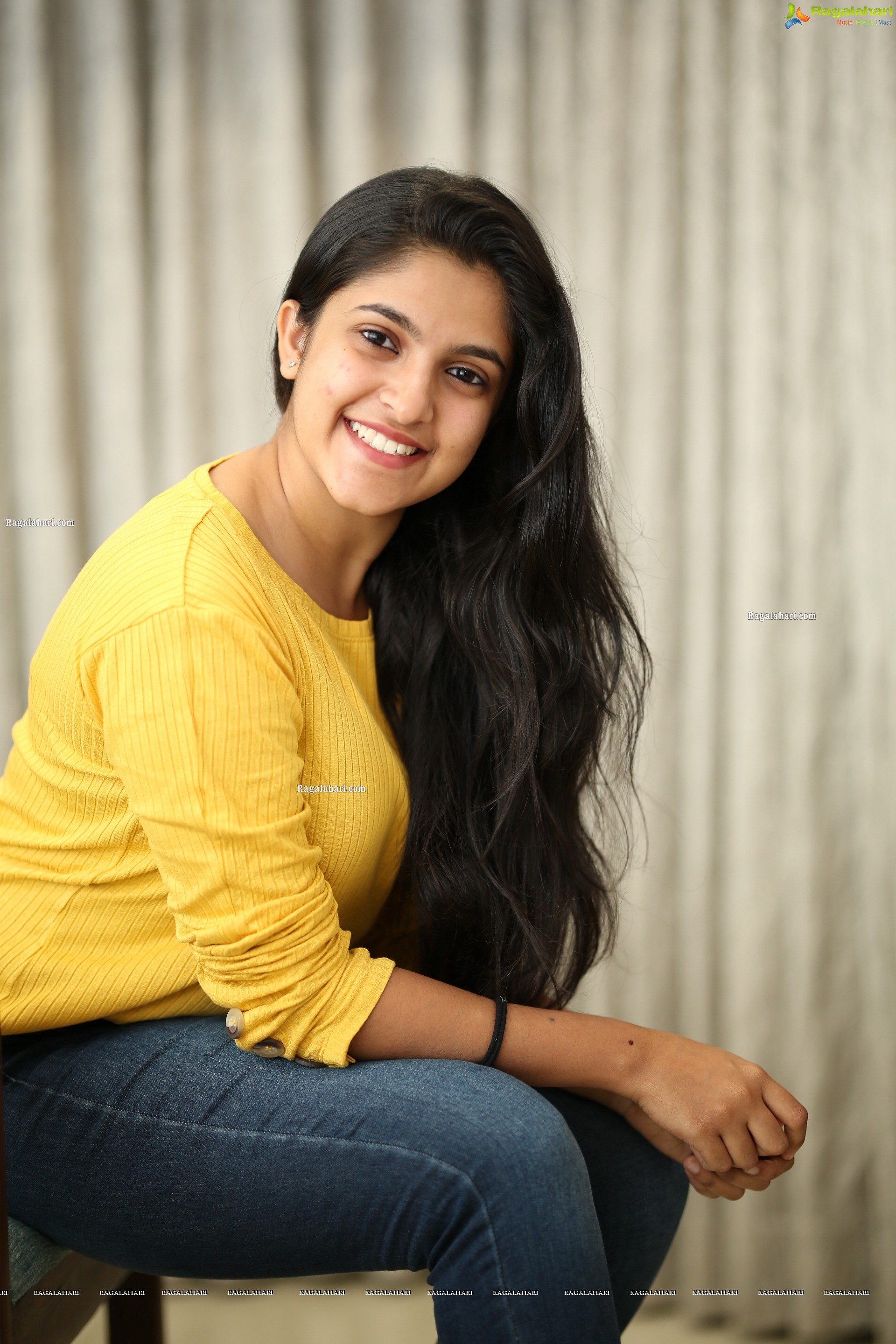 Meenakshi Dinesh (Exclusive Photo Shoot) (High Definition Photos)