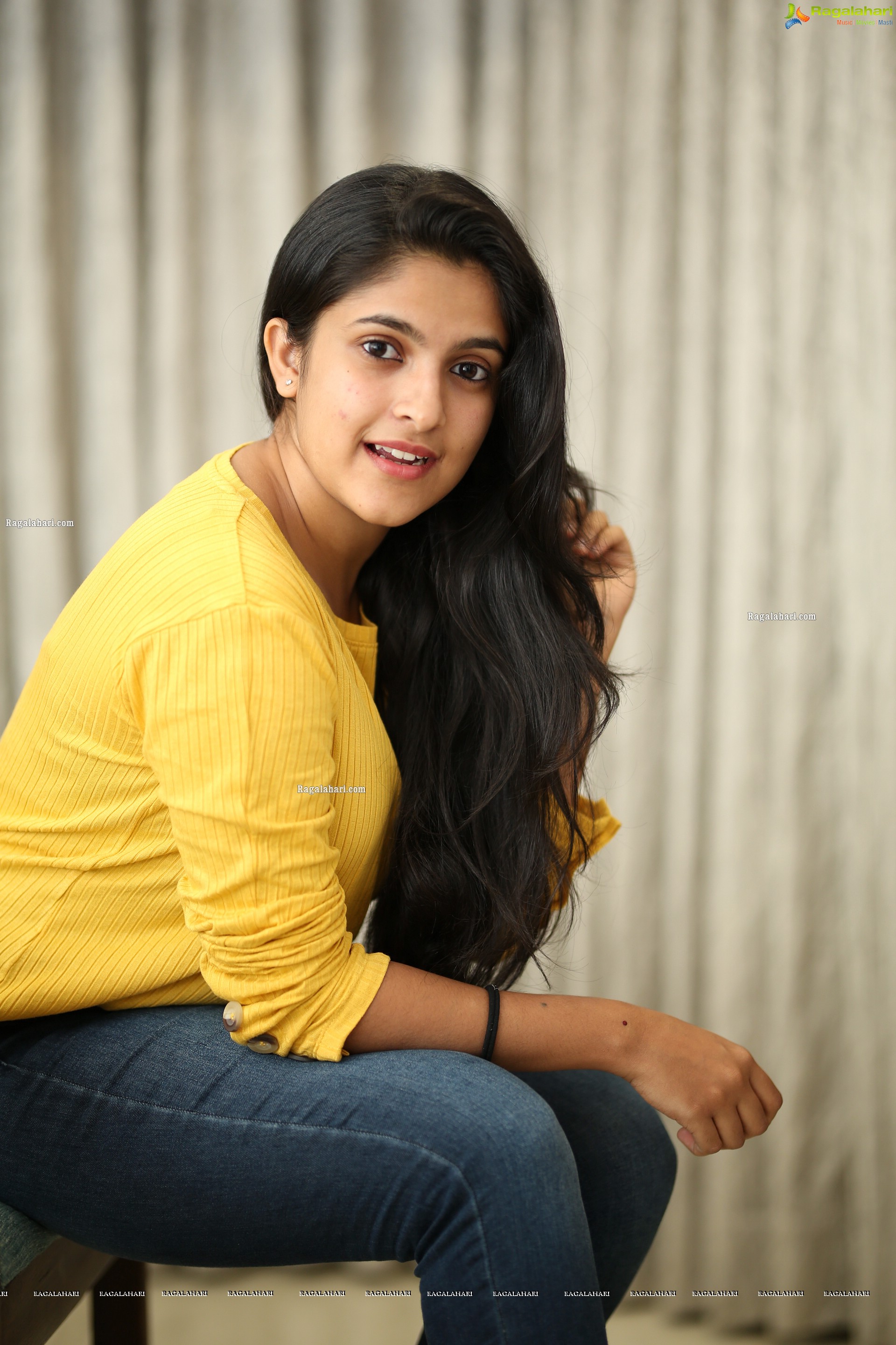 Meenakshi Dinesh (Exclusive Photo Shoot) (High Definition Photos)