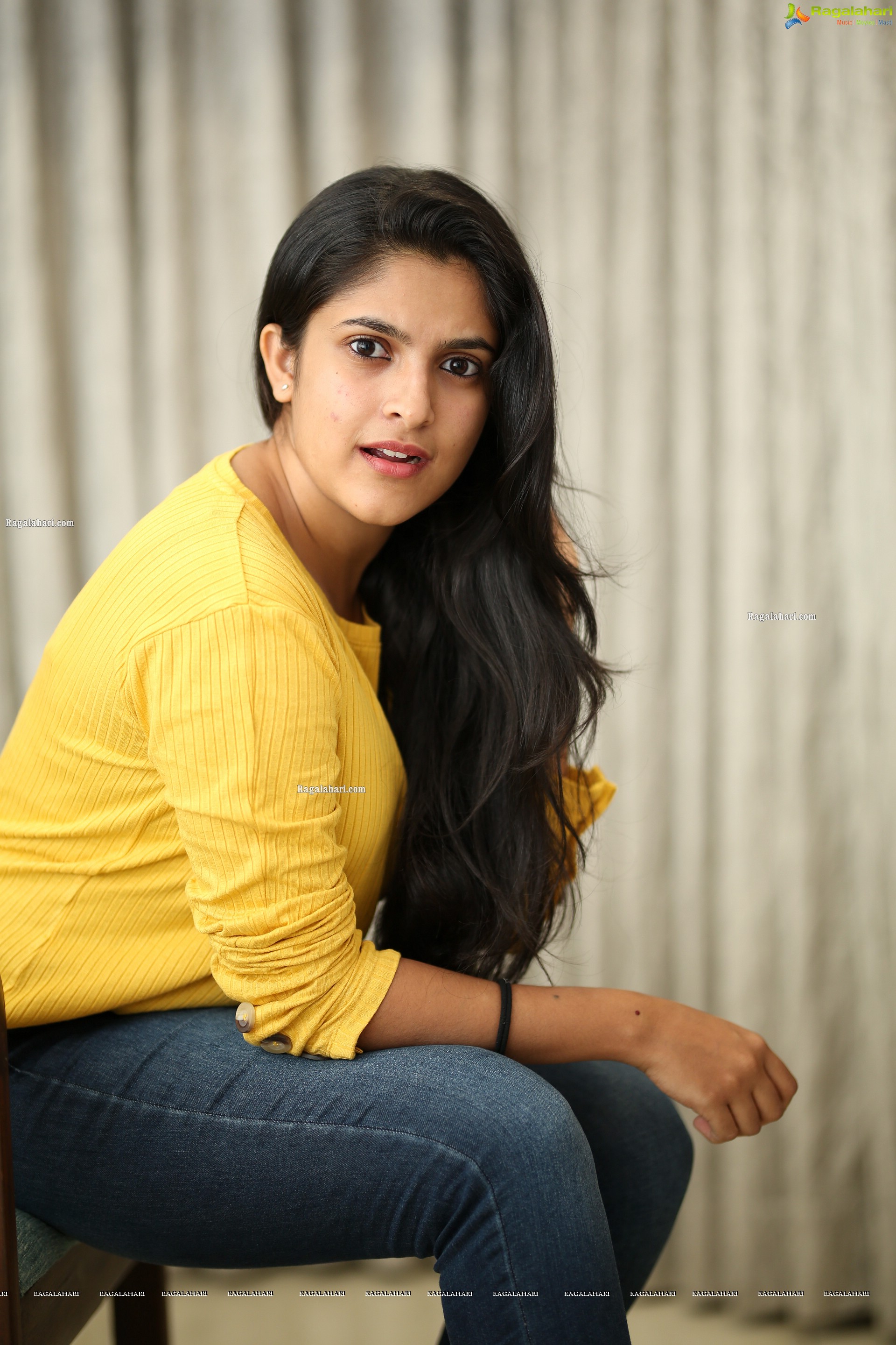 Meenakshi Dinesh (Exclusive Photo Shoot) (High Definition Photos)