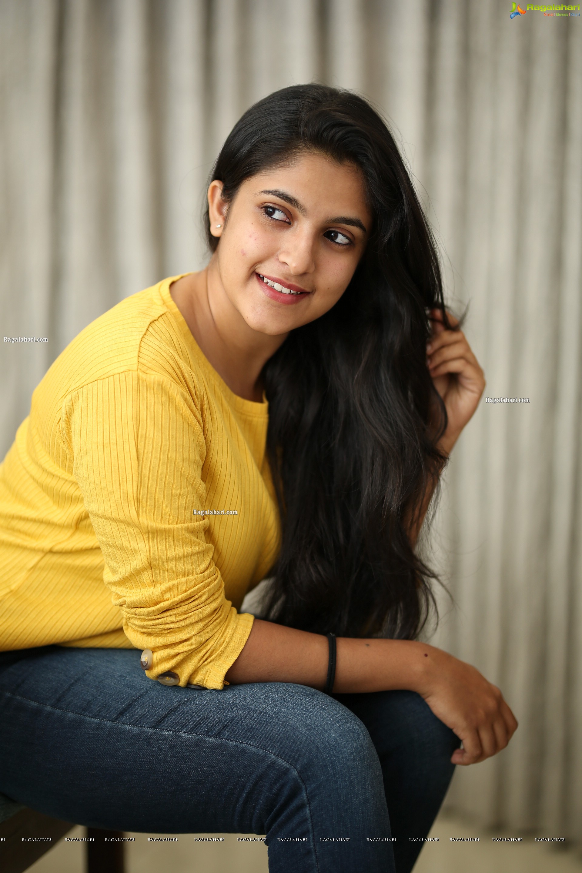 Meenakshi Dinesh (Exclusive Photo Shoot) (High Definition Photos)