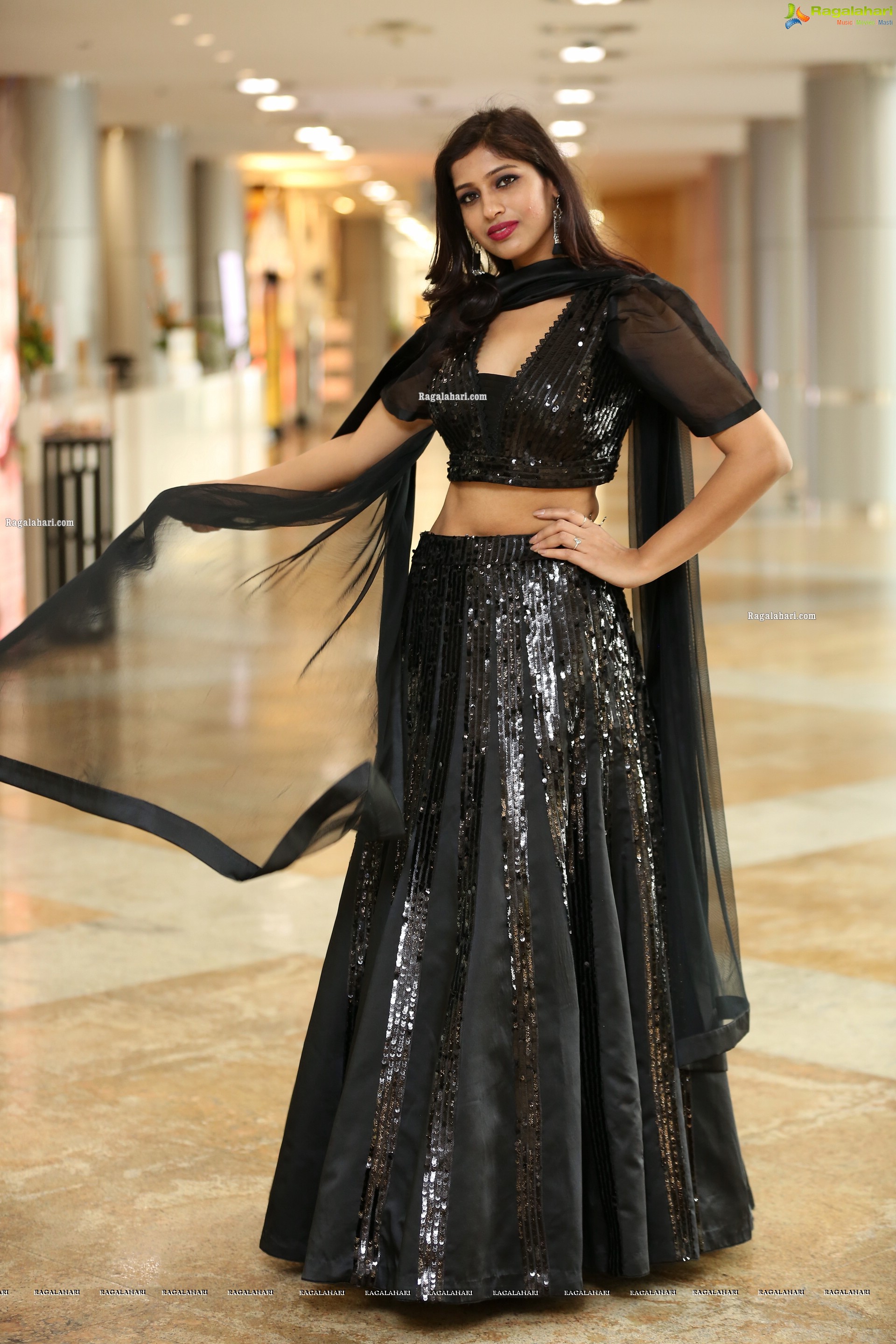 Naziya Khan at Hi-Life Fashion Show & Grand Curtain Raiser Jan 2020 - HD Gallery
