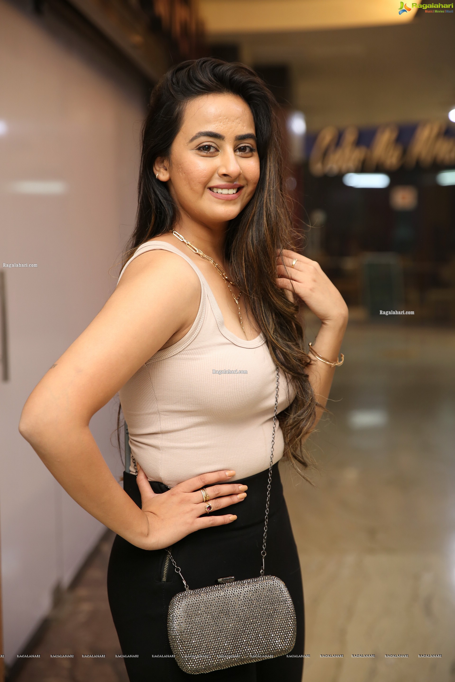 Ameeksha Pawar Stills Snapped at City Center Mall, HD Photo Gallery