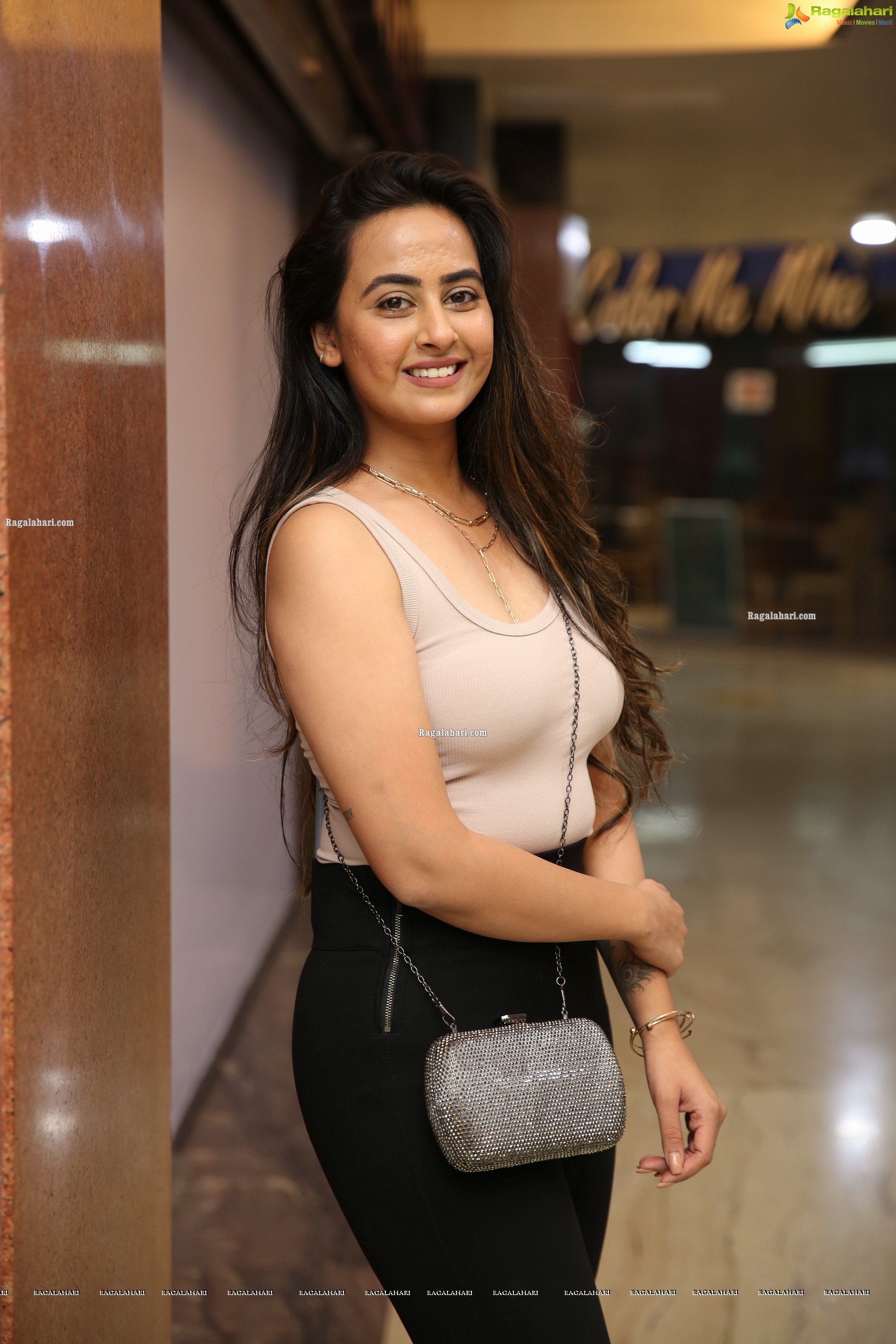 Ameeksha Pawar Stills Snapped at City Center Mall, HD Photo Gallery