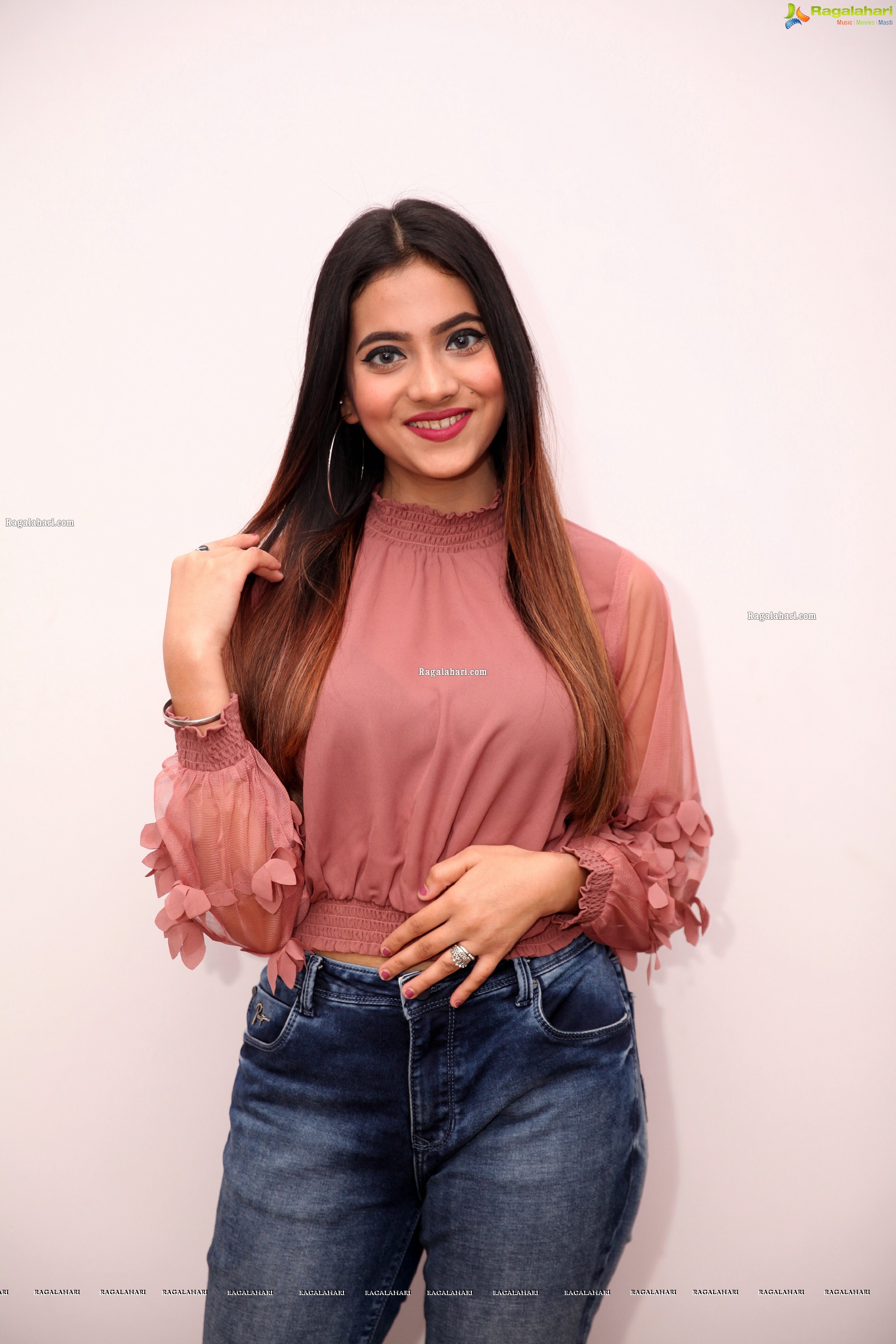 Dimple Thakur at Sutraa Fashion & Lifestyle Exhibition Curtain Raiser, HD Photo Gallery