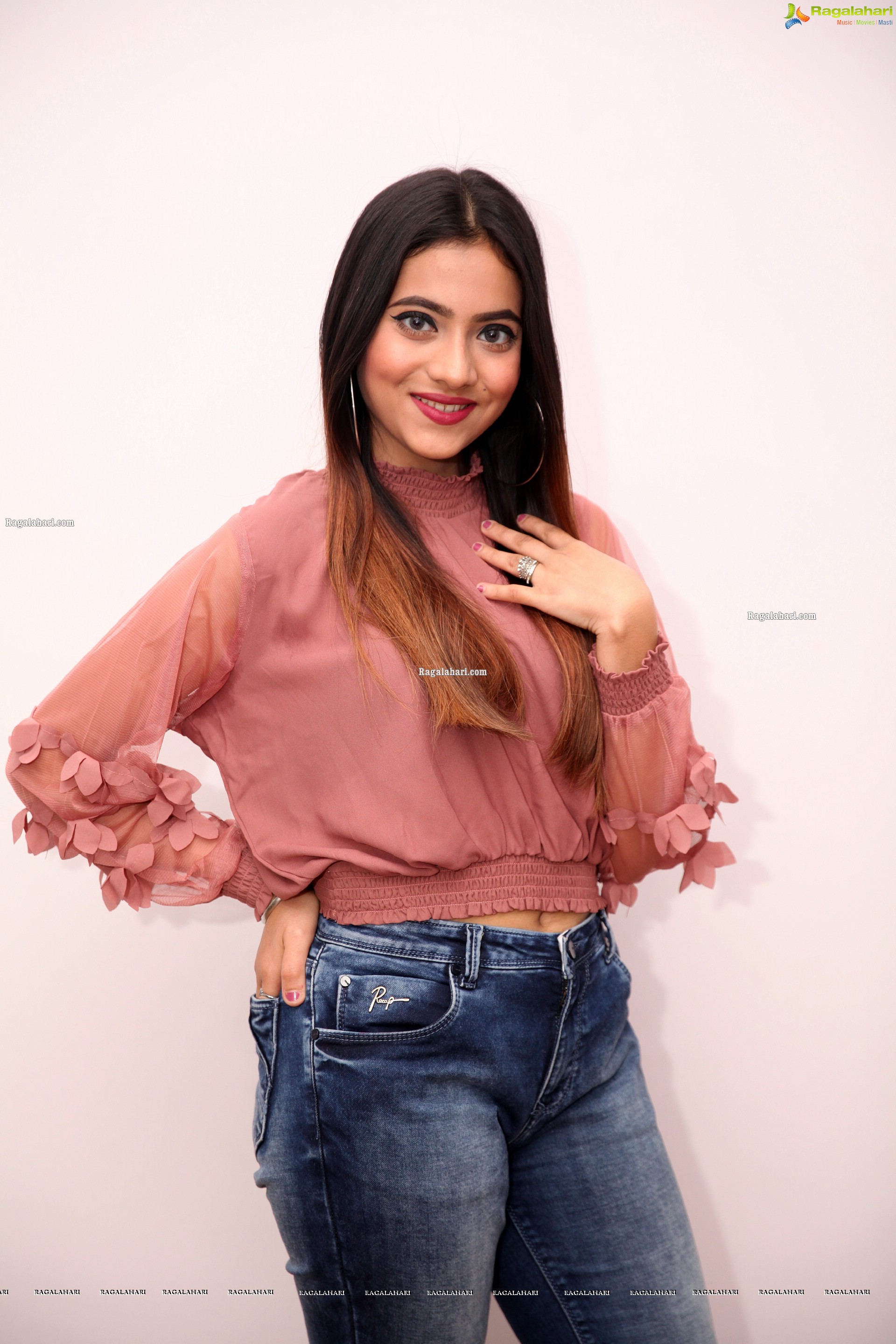 Dimple Thakur at Sutraa Fashion & Lifestyle Exhibition Curtain Raiser, HD Photo Gallery