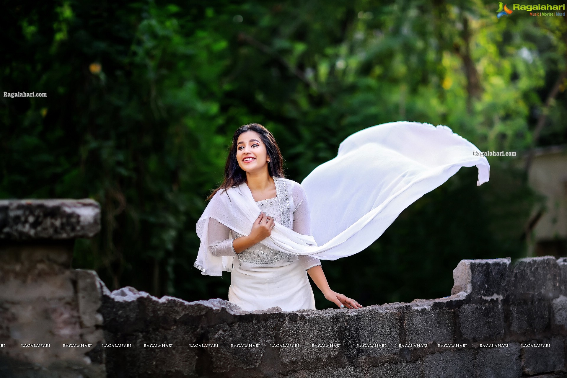 Komalee Prasad in White Saree, HD Photo Gallery