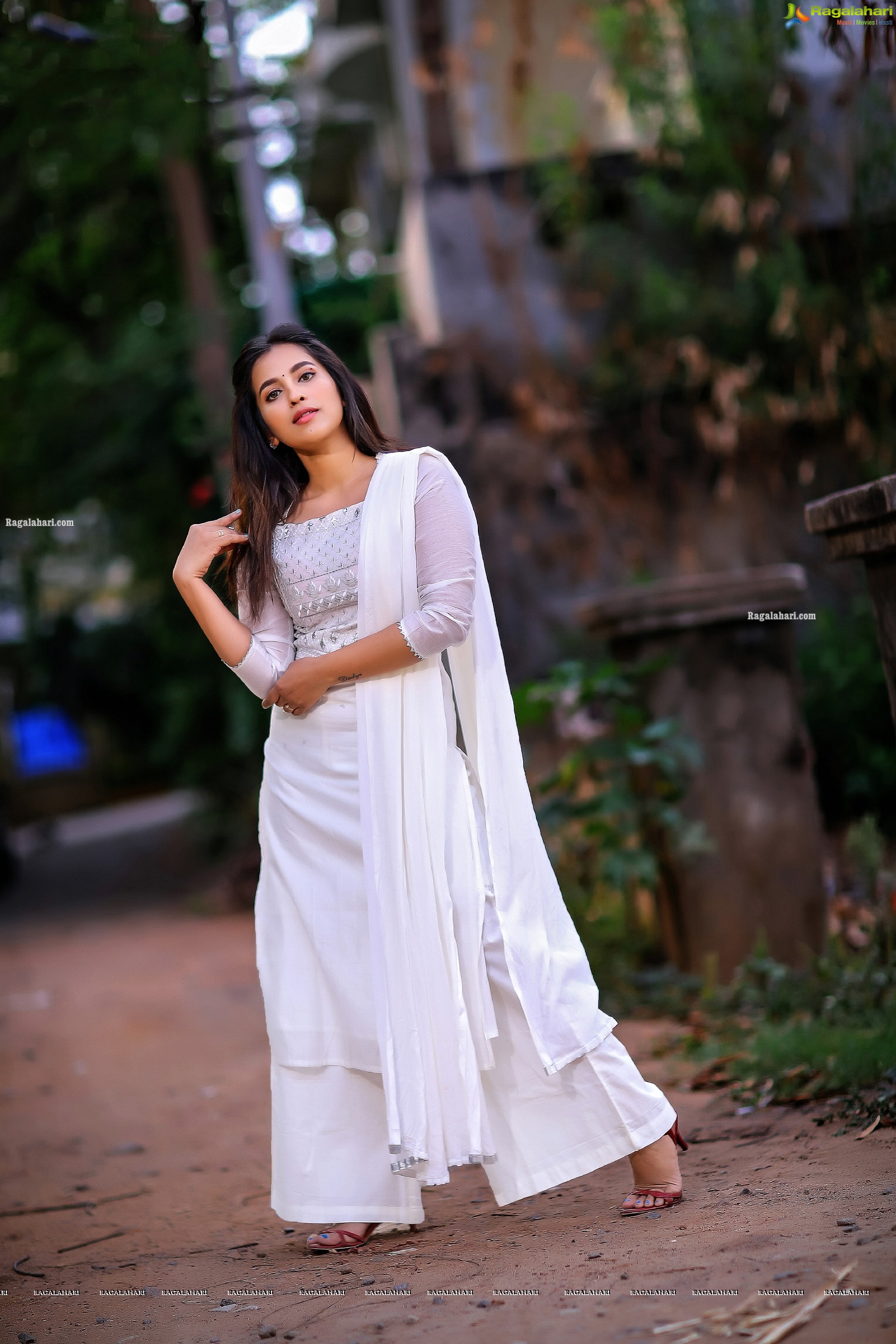 Komalee Prasad in White Saree, HD Photo Gallery