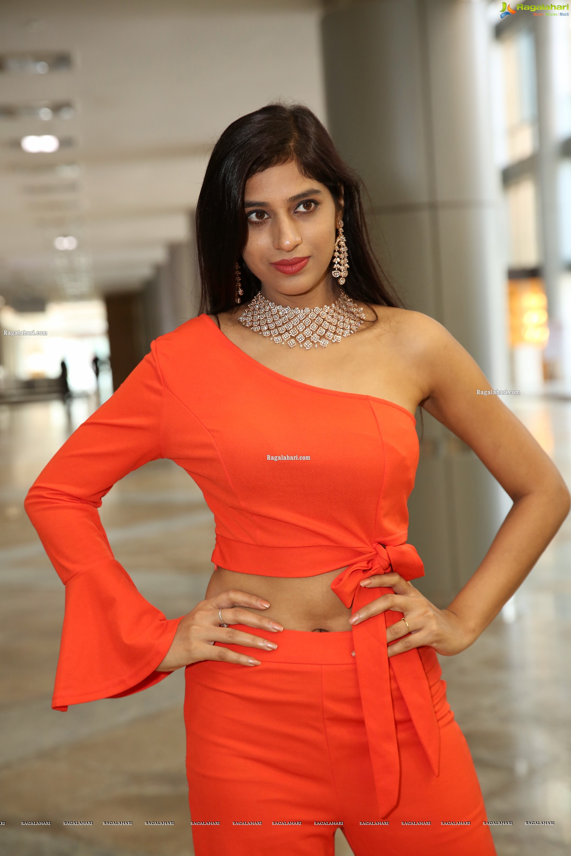 Naziya Khan at Sutraa Wedding Edit Curtain Raiser, HD Photo Gallery