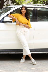 Pooja Jhaveri at Bangaru Bullodu Movie Interview